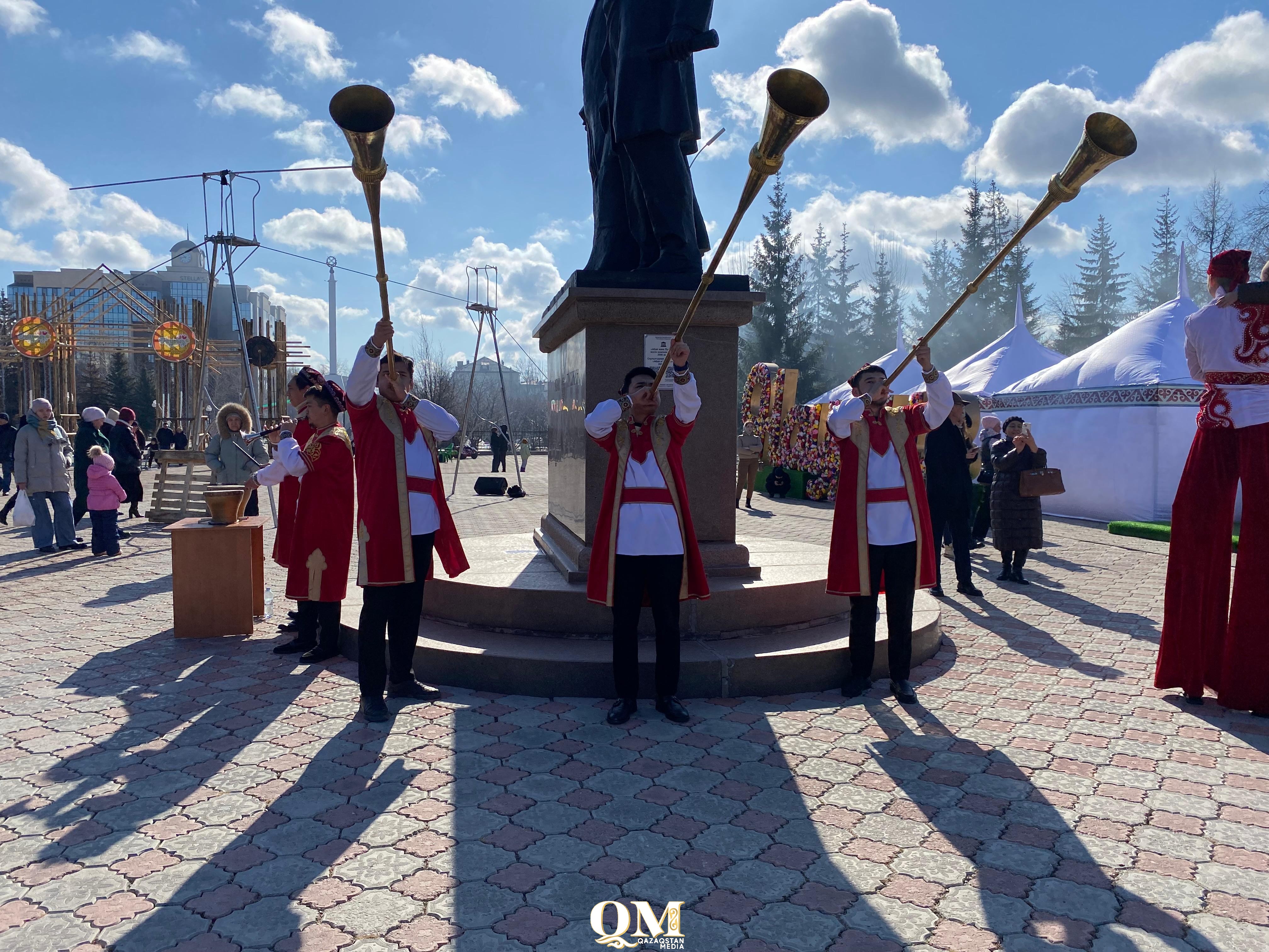 Трубы, барабаны и джигиты на ходулях – необычное шоу в честь Наурыза прошло в Петропавловске