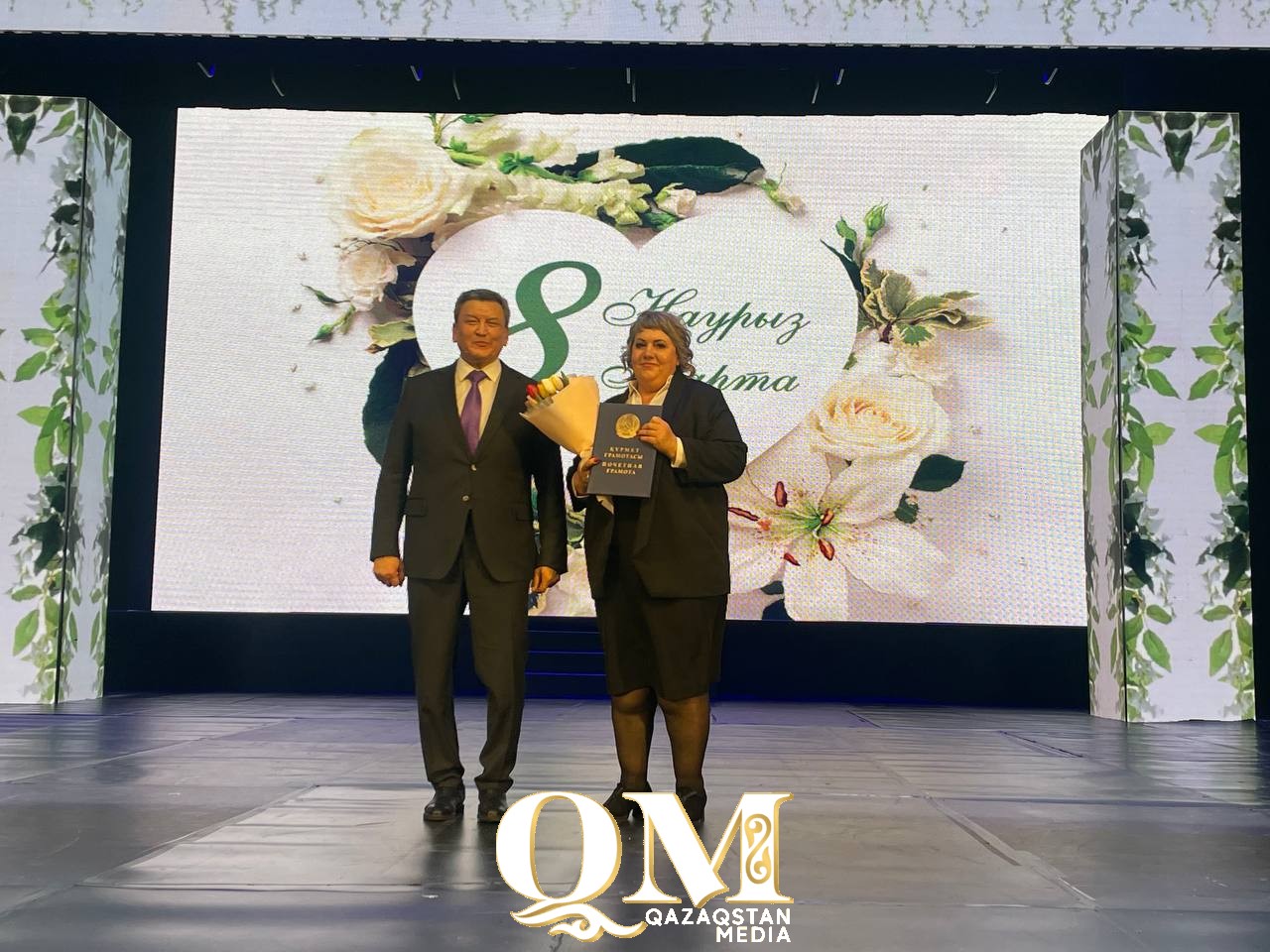 Поздравил с 8 марта и вручил медали женщинам аким СКО