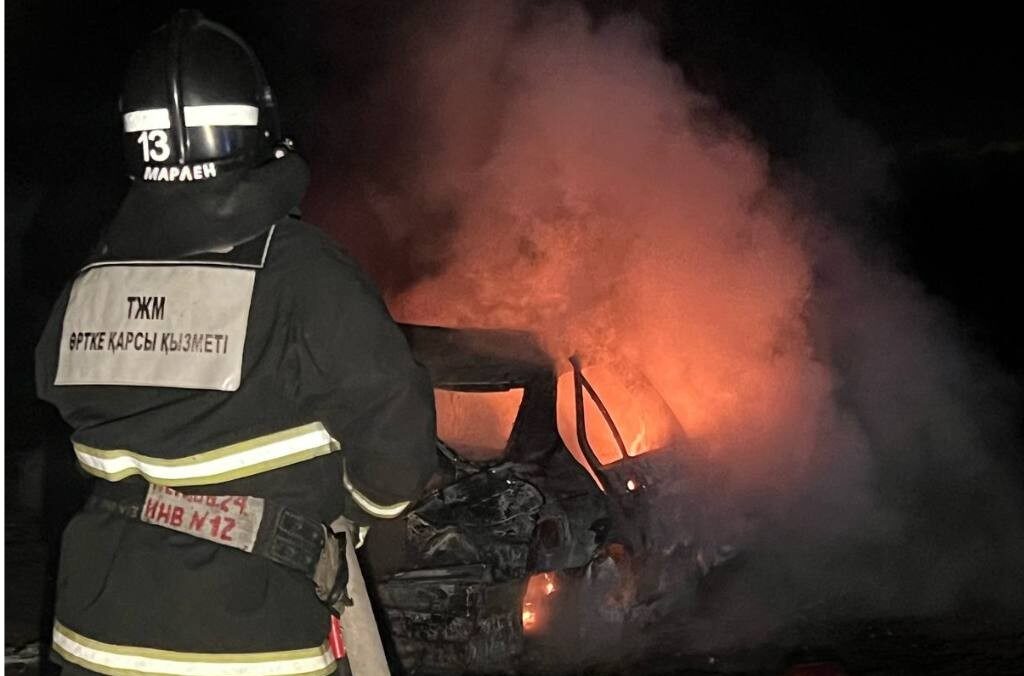 СҚО-да жеңіл көлік аударылып, өртеніп кетті