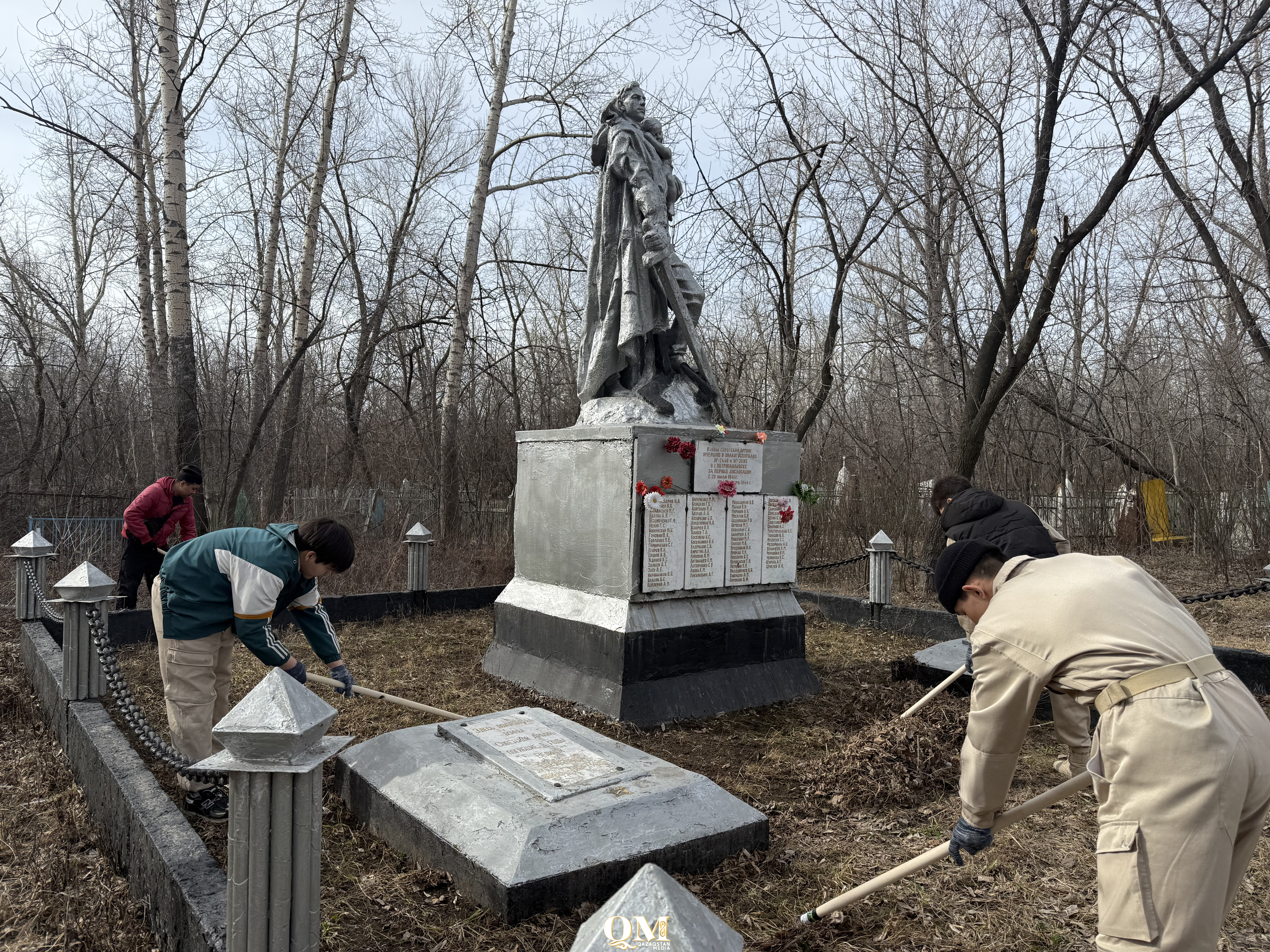 Петропавловцы навели порядок возле памятника воинам, умершим от ран в госпиталях