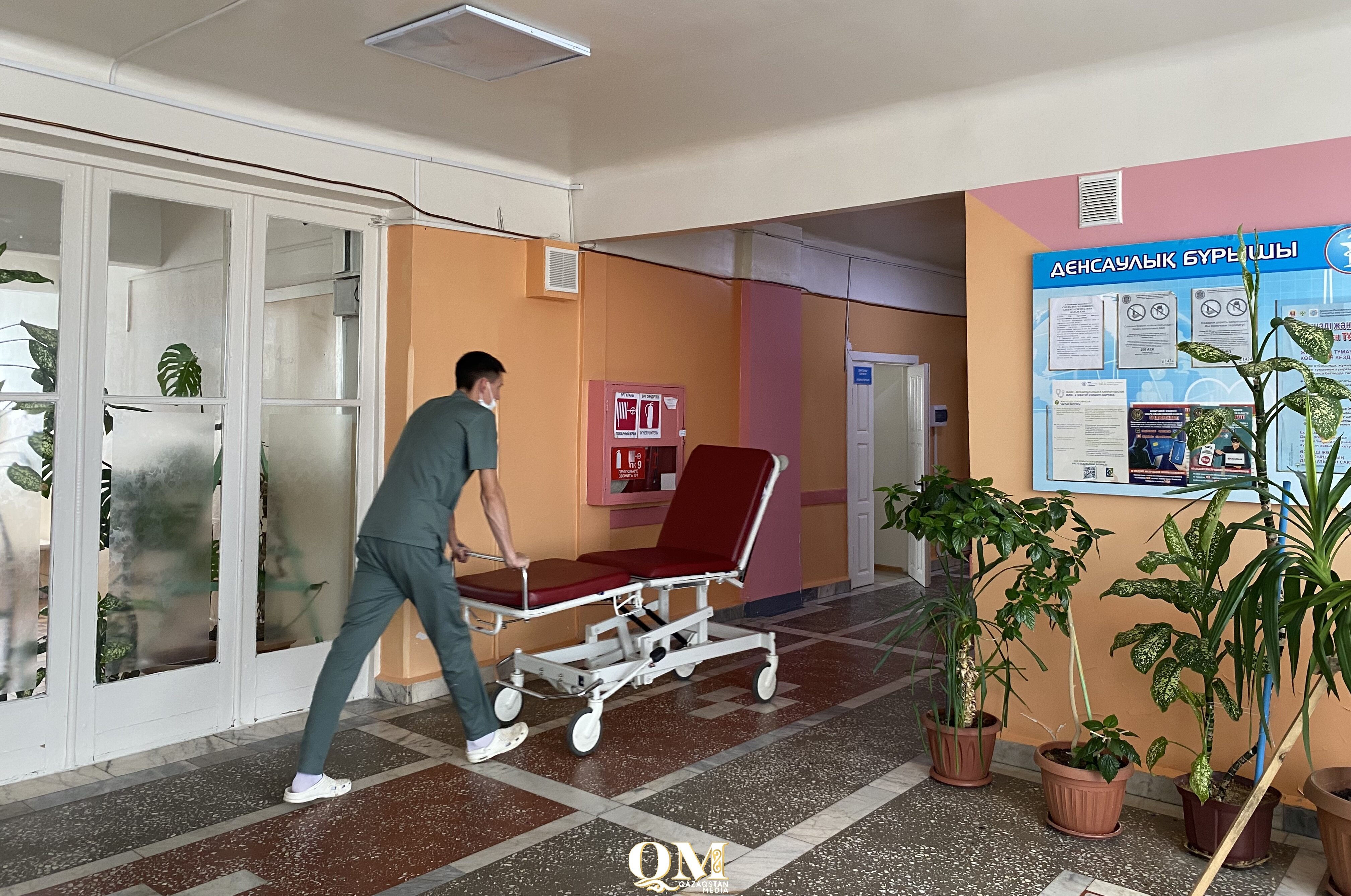 Женщина, выпавшая из окна в Петропавловске, остается в тяжелом состоянии