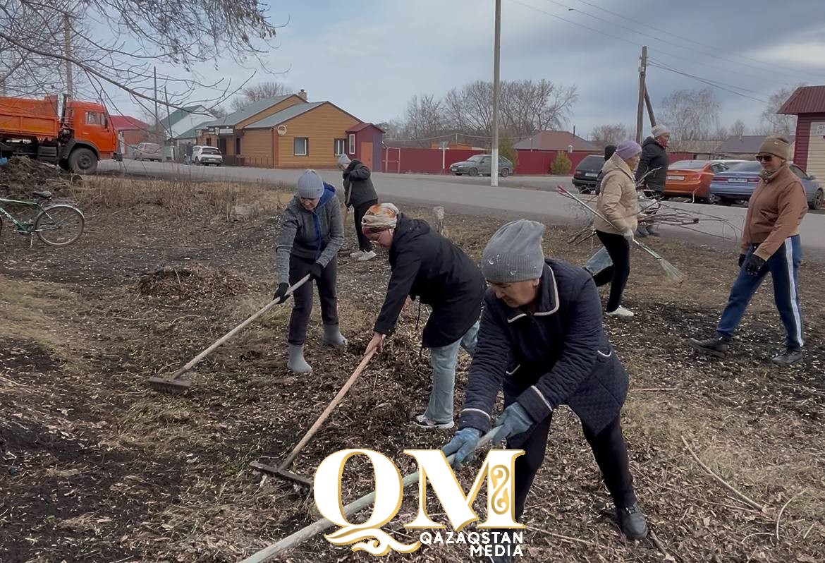 Субботник на могилах ветеранов войны и тружеников тыла провели в селе Явленке Есильского района СКО