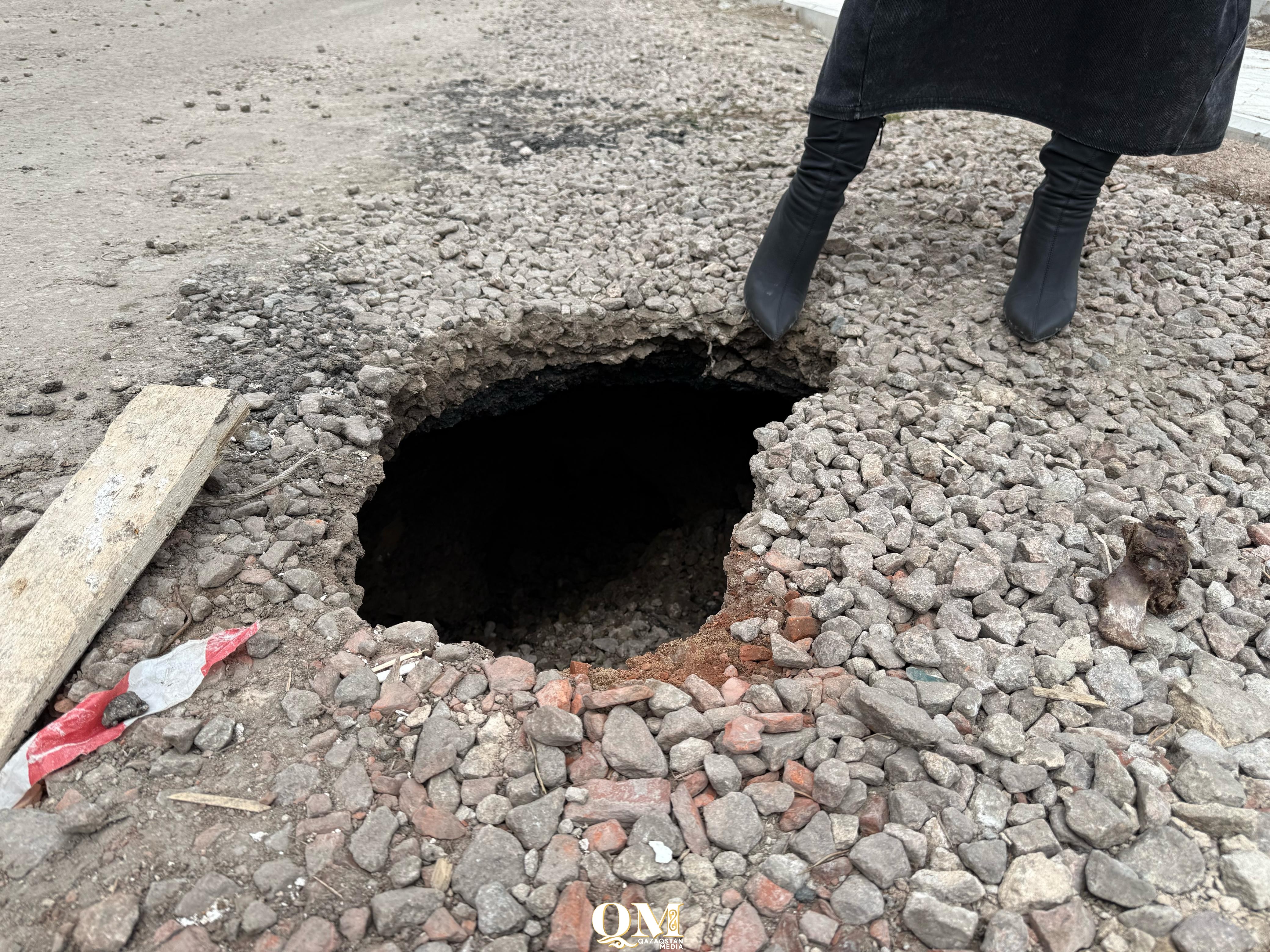 Асфальт ушел из-под ног: травму получила жительница Петропавловска, идя на работу