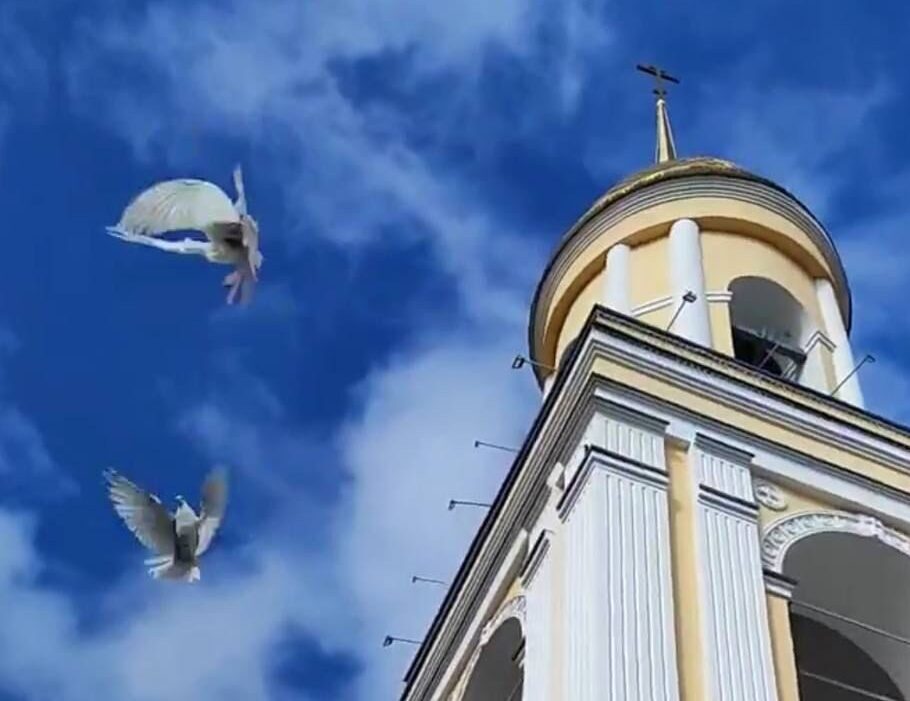 Птица гнезда не вьет, девица косы не плетет: православные празднуют Благовещение