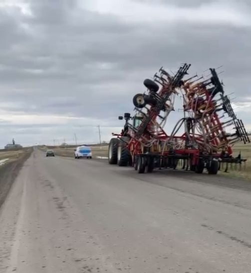 СҚО-да мас екі жігіт трактормен жолға шыққан