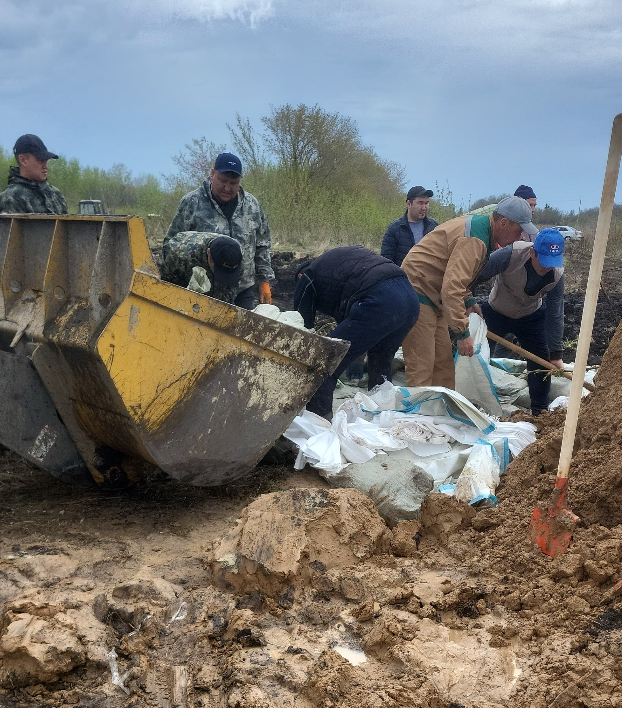 Мағжан Жұмабаев ауданының азаматтары тәулік бойы Тепличный ауылындағы бөгеттерді нығайтып жатыр