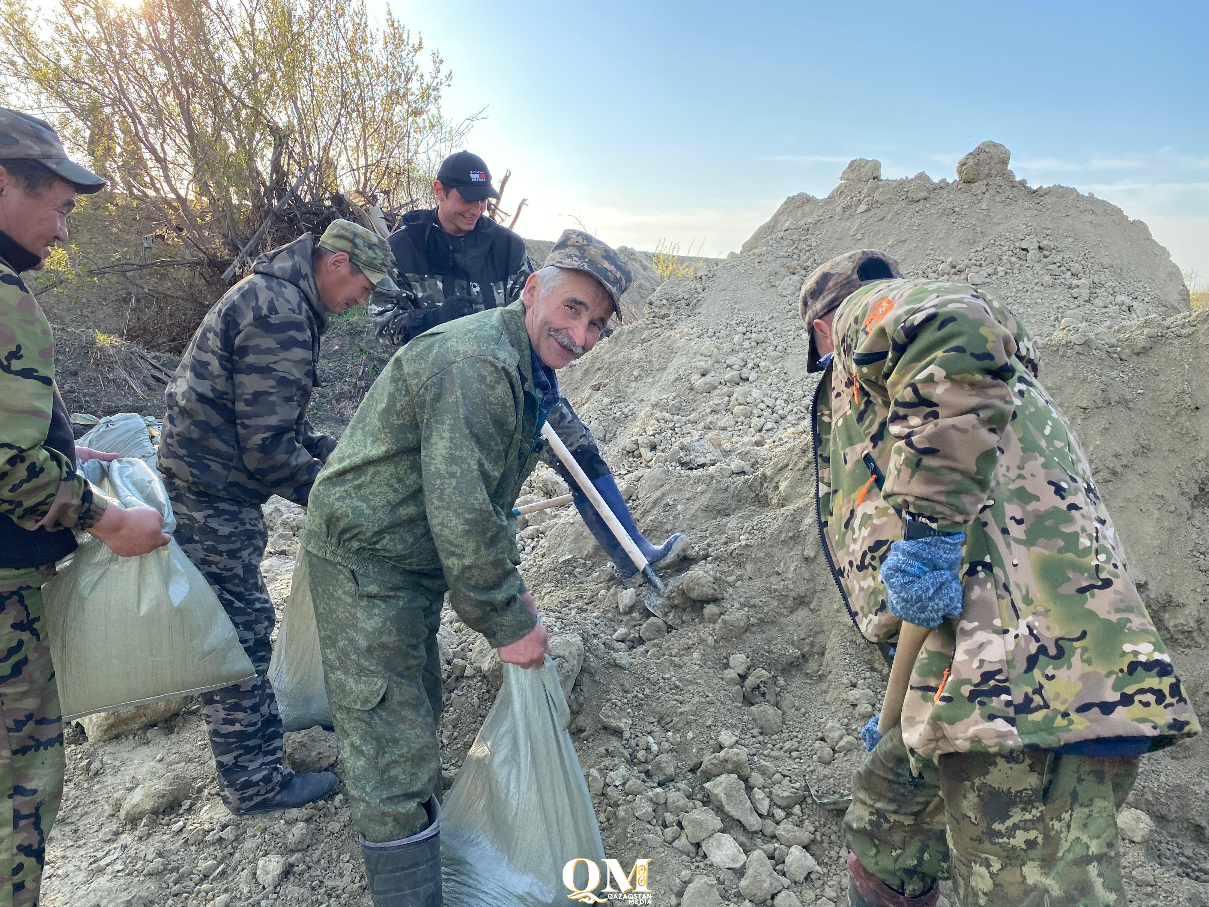 Работа без остановки - жители района Магжана Жумабаева укрепляют дамбу в селе Тепличном СКО