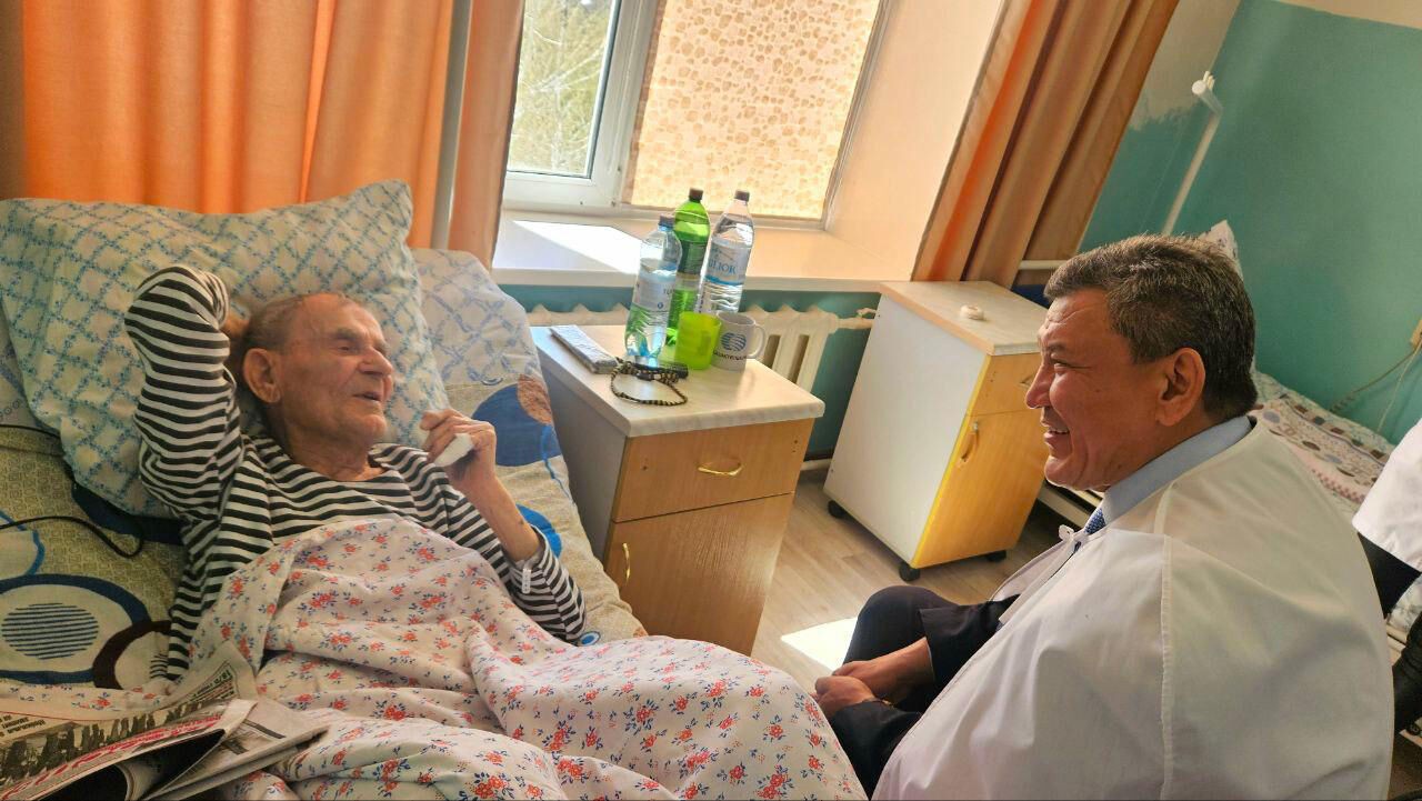 «Мечтает встретить День Победы дома»: за жизнь ветерана Василия Макиенко борются врачи и родные