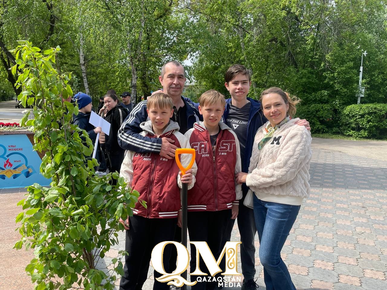 с лопатой в руках отметили День семьи в петропавловцы