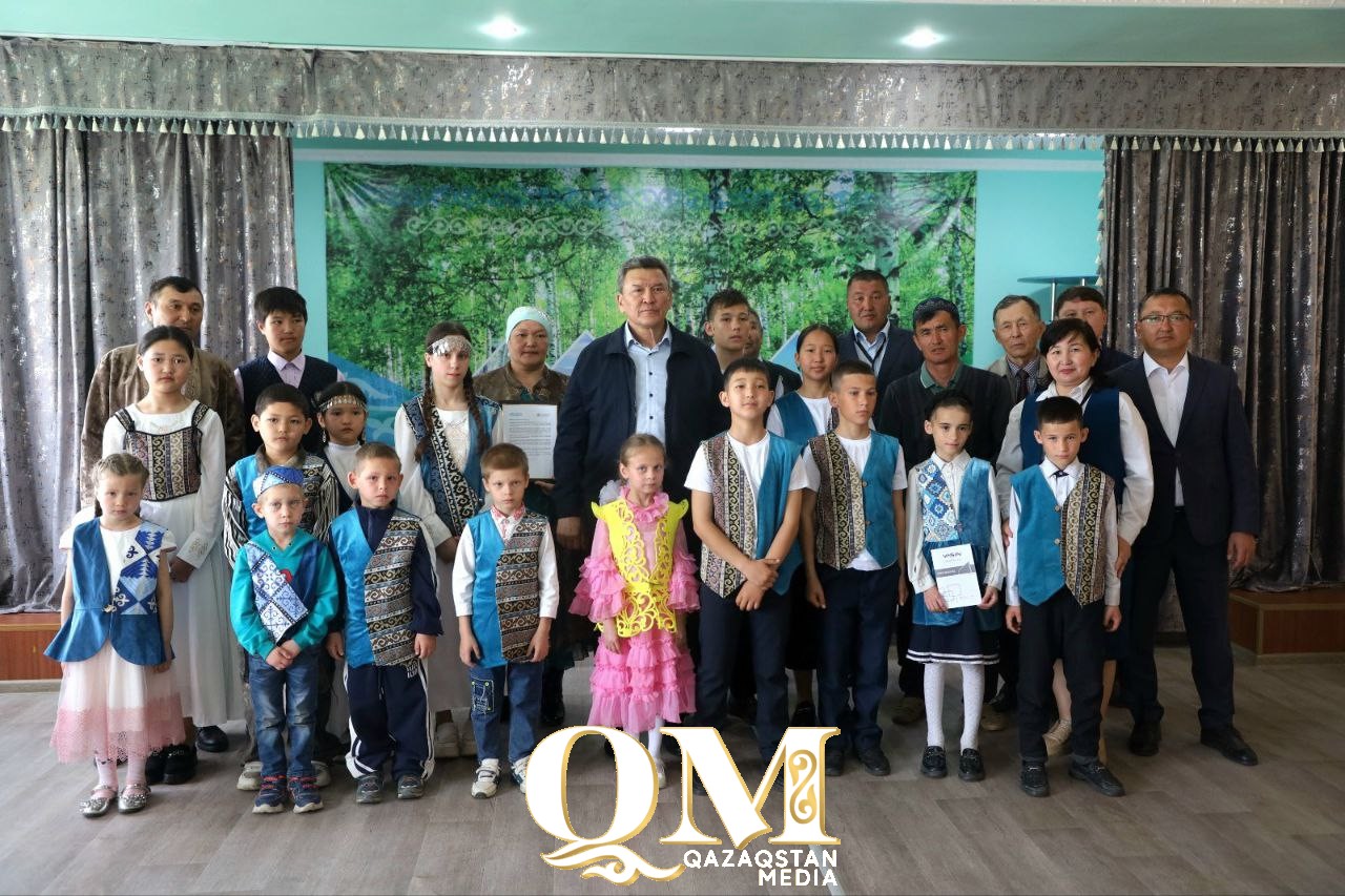 СҚО-да 10 бала асырап алған отбасымен облыс әкімі кездесті