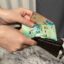 Жители СКО не хотят отказываться от налички