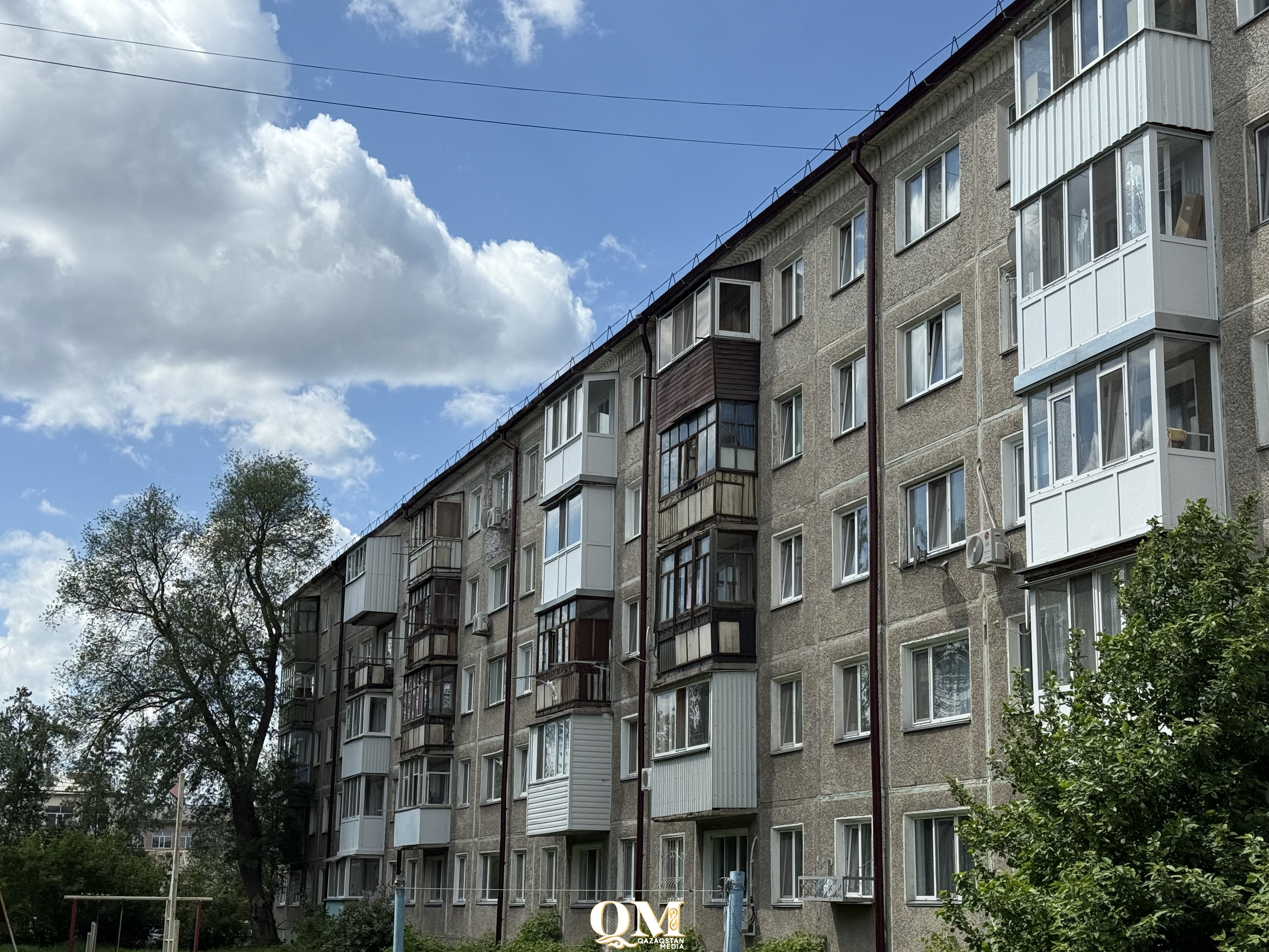 Ребенок выпал из окна в СКО: спасатели предупредили об опасности