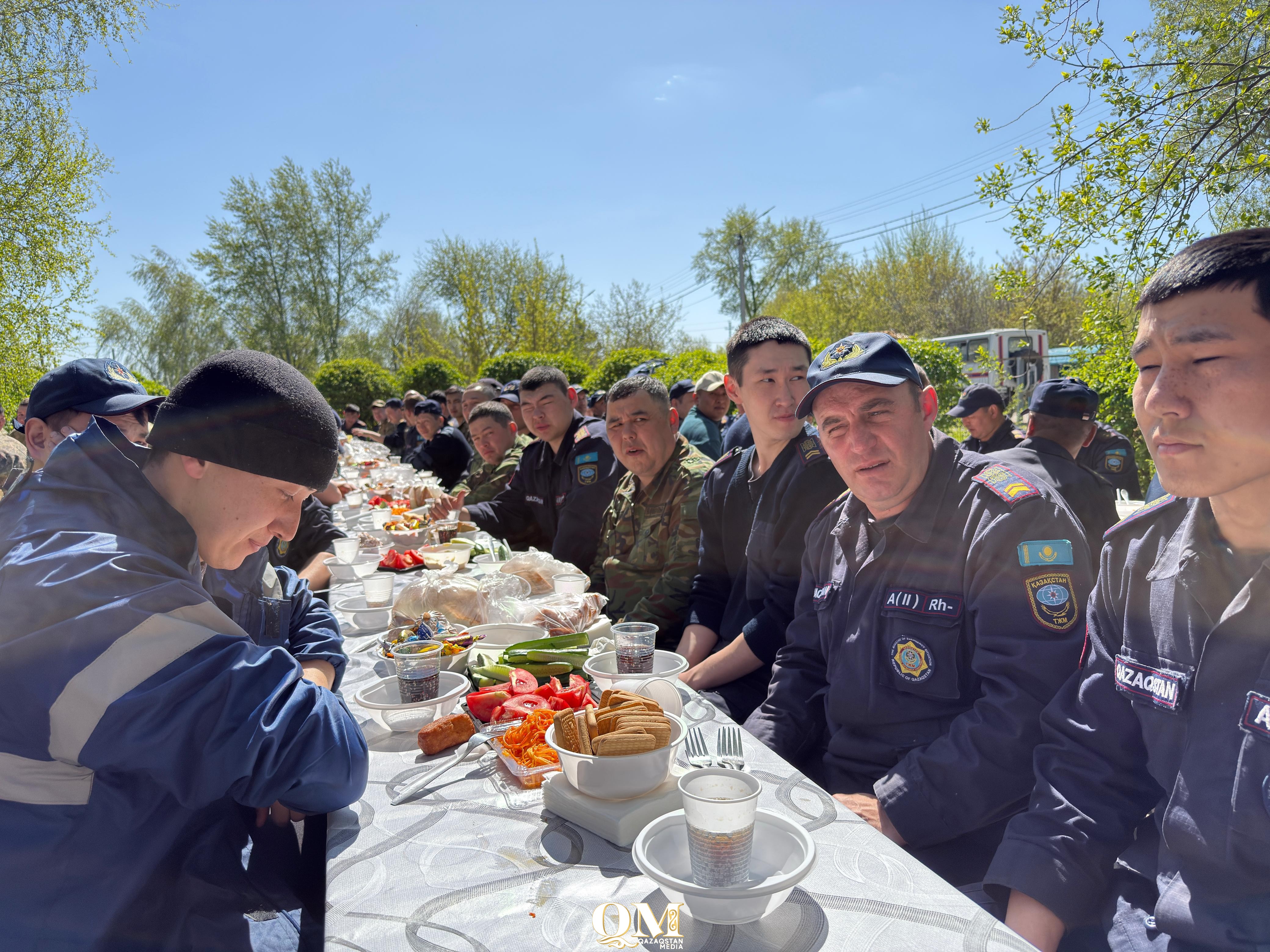 Праздник для солдат, спасателей и полицейских устроили жители п. Заречного в Петропавловске