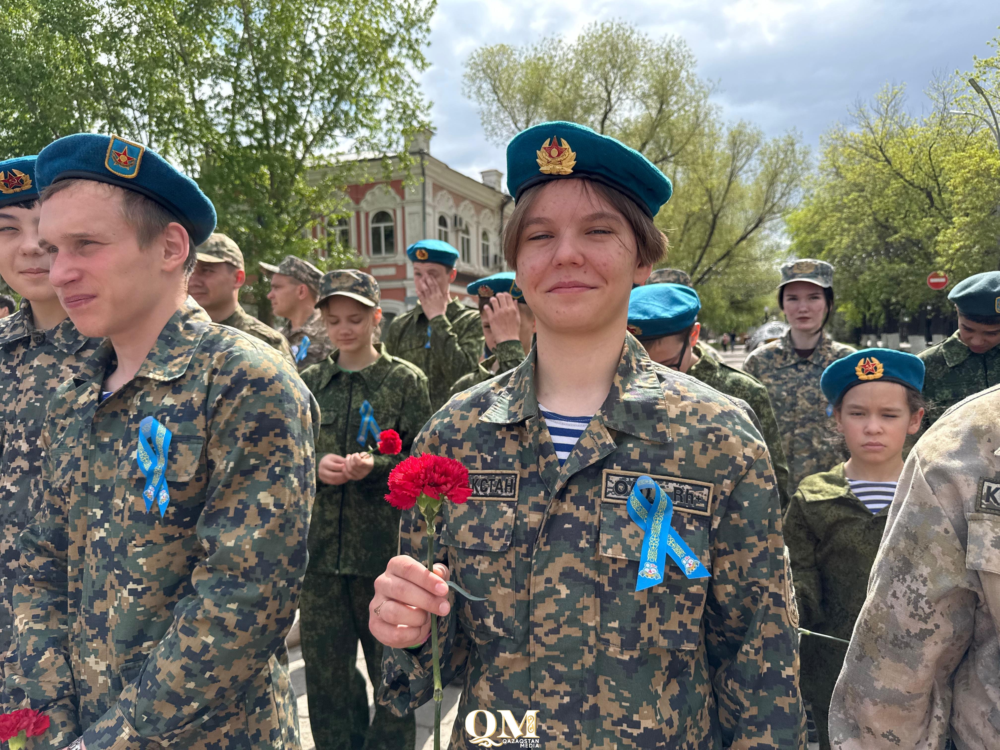 Минута молчания и красные цветы: День батыра в Петропавловске