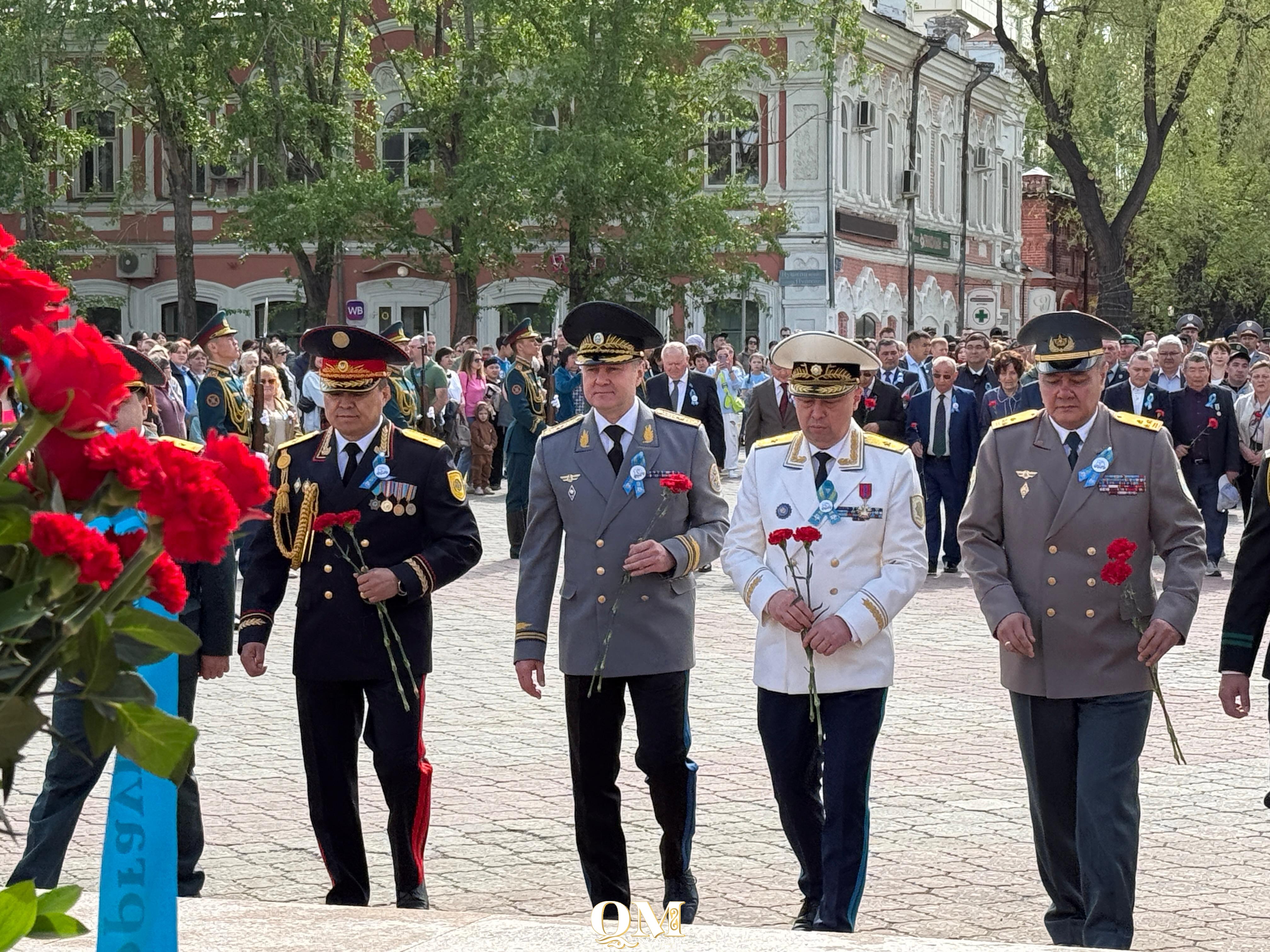 Минута молчания и красные цветы: День батыра в Петропавловске