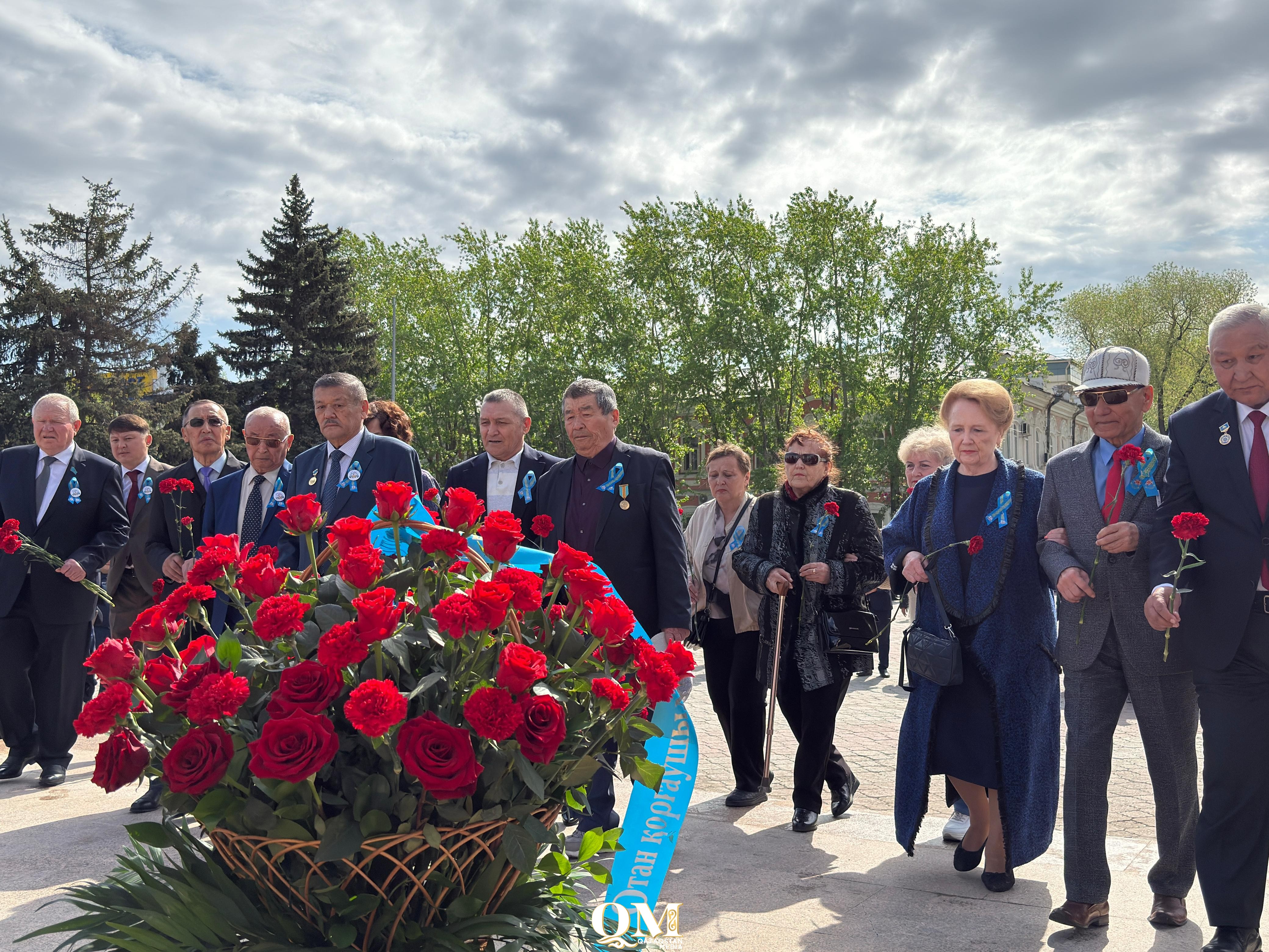 Минута молчания и красные цветы: День батыра в Петропавловске