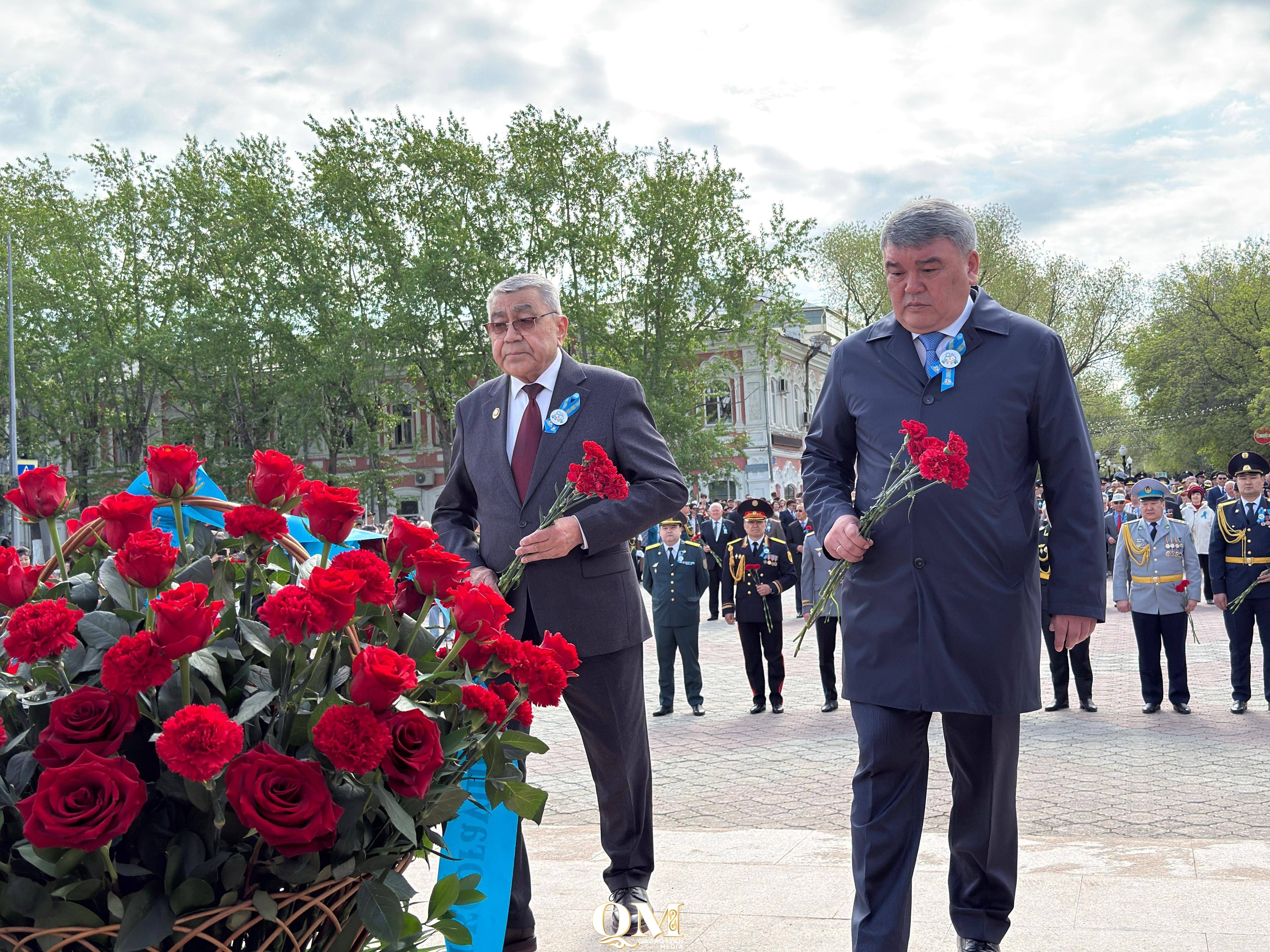 Минута молчания и красные цветы: День батыра в Петропавловске