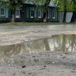 Петропавлда шұрық-тесік жолдың кесірінен скутер аударылып, екі адам зардап шекті