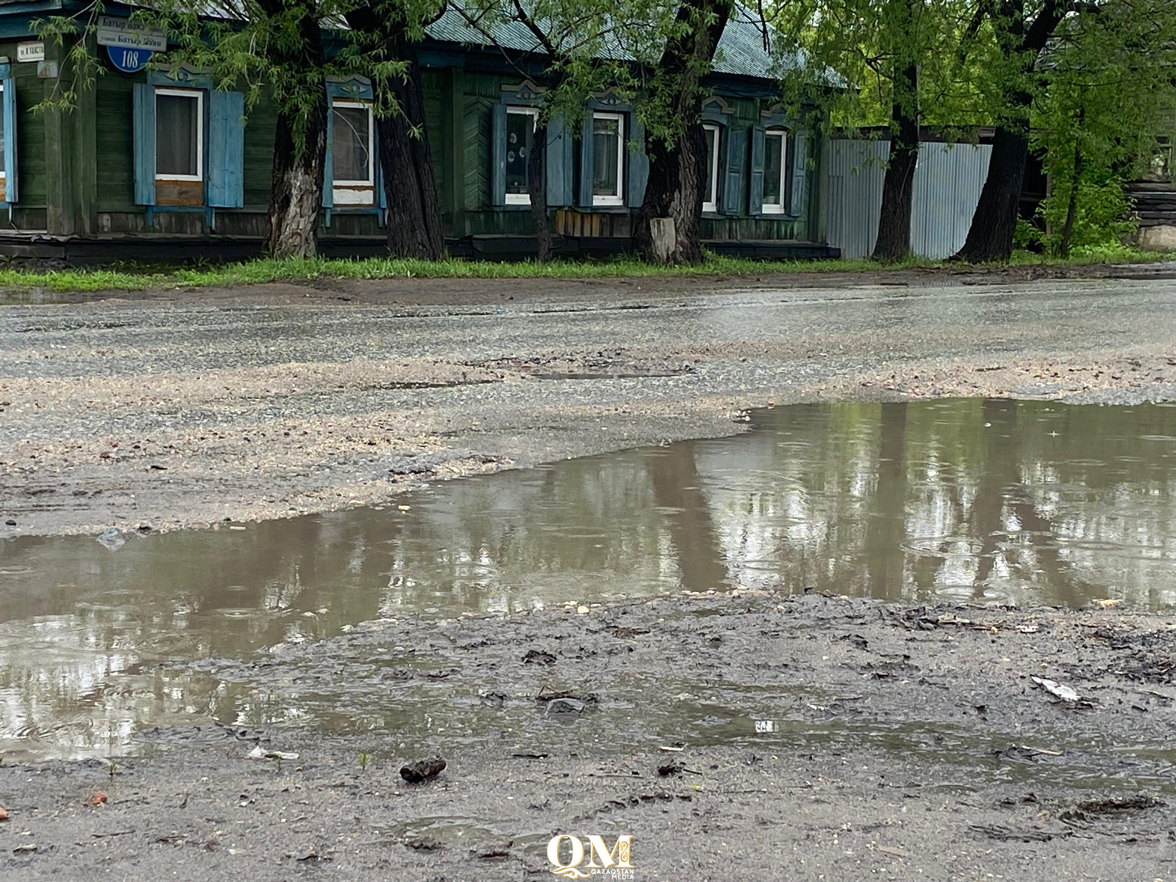 Петропавлда шұрық-тесік жолдың кесірінен скутер аударылып, екі адам зардап шекті