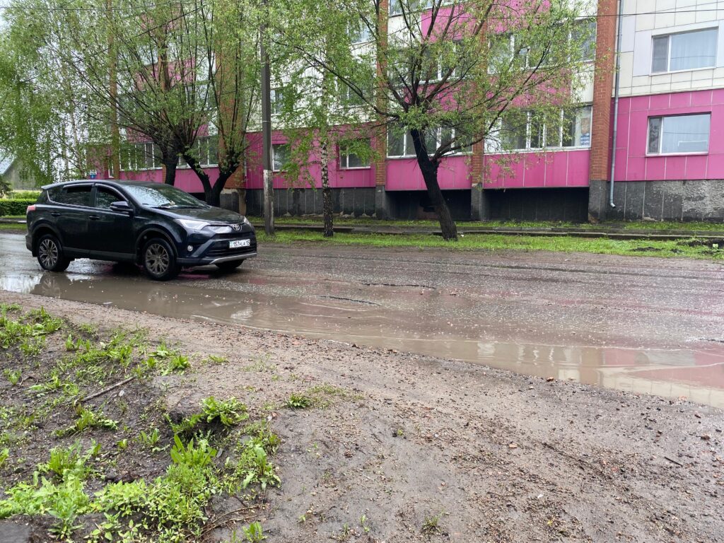Наехал на яму и перевернулся – водитель скутера и его 61-летняя пассажирка пострадали в ДТП в Петропавловске