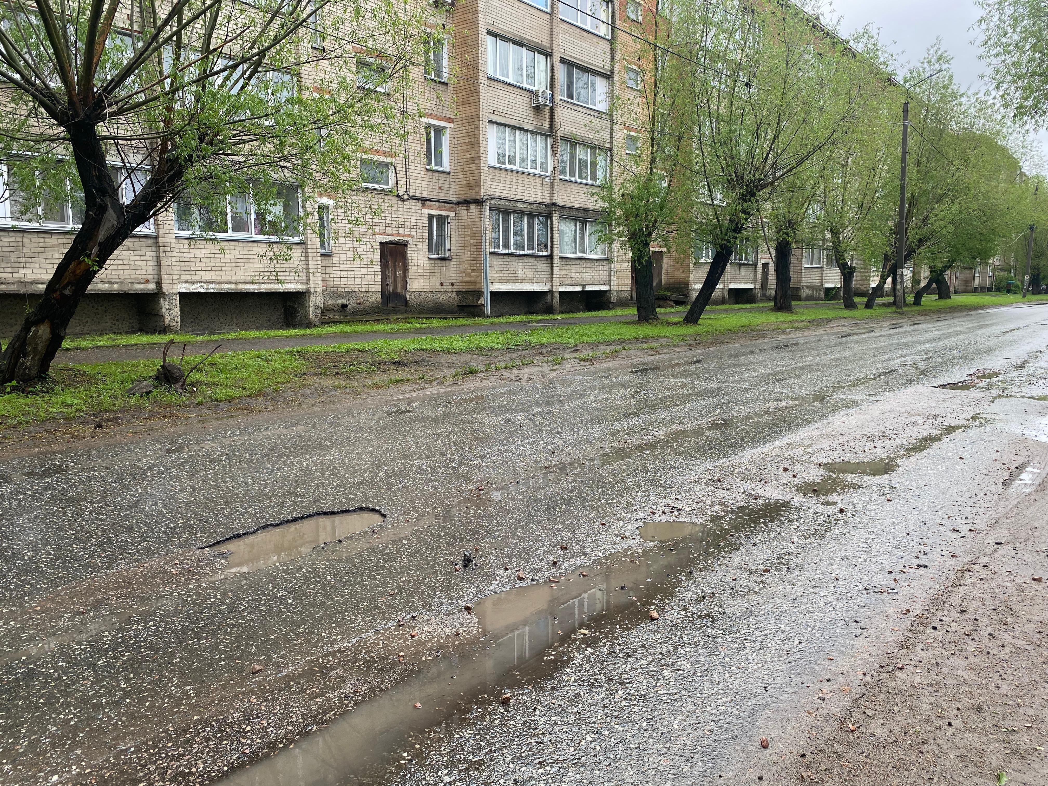 Наехал на яму и перевернулся – водитель скутера и его 61-летняя пассажирка пострадали в ДТП в Петропавловске