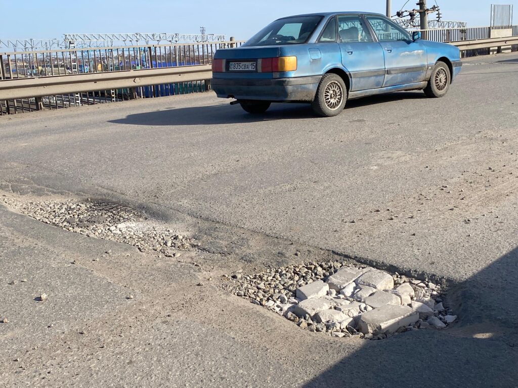После дождика в четверг – когда приступят к ремонту моста в Рабочий поселок Петропавловска?