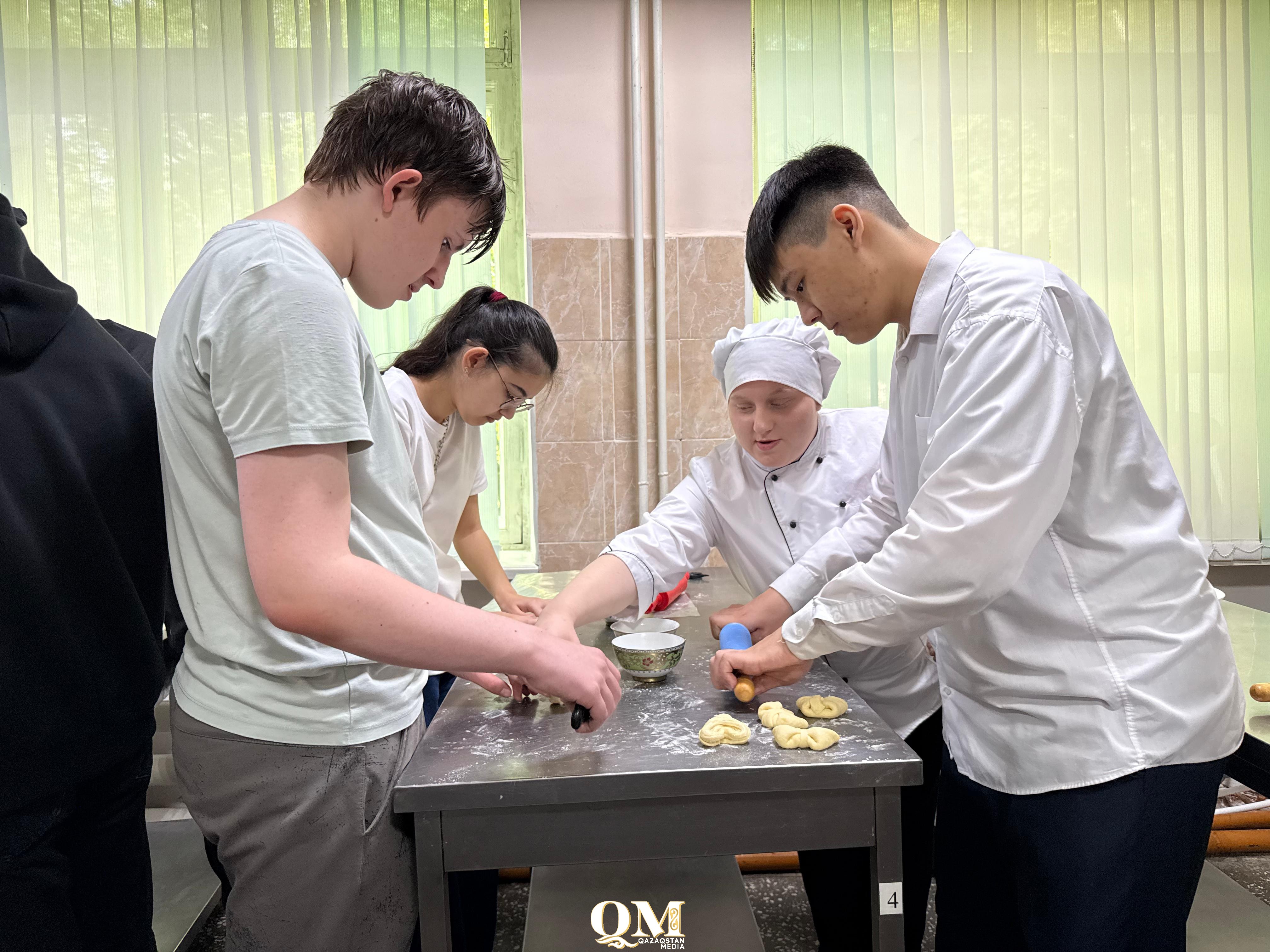 Вкусный мастер-класс для школьников провели в колледже Петропавловска