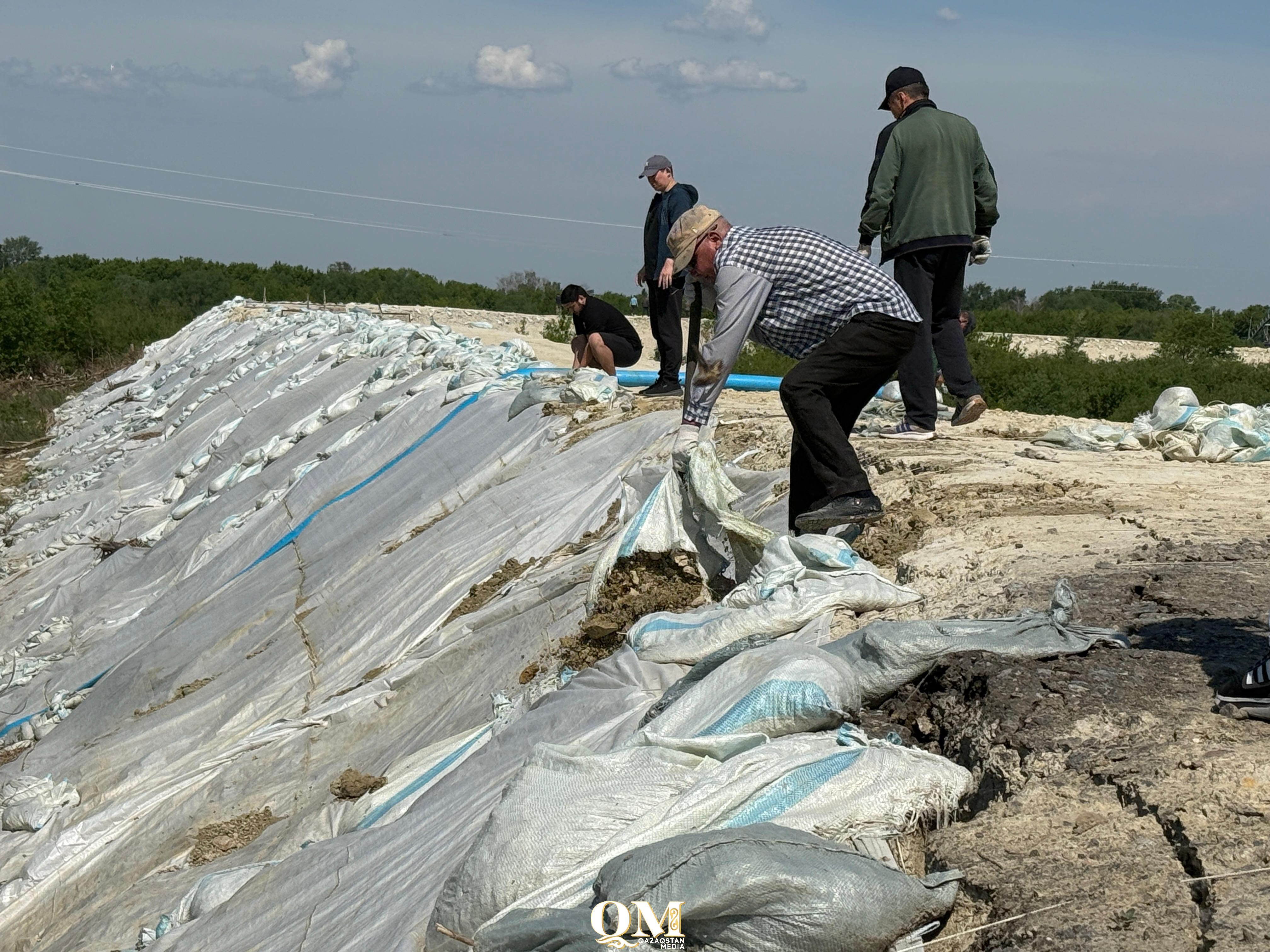 Все на субботник! Госслужащие очистили 4 км дамбы в Петропавловске