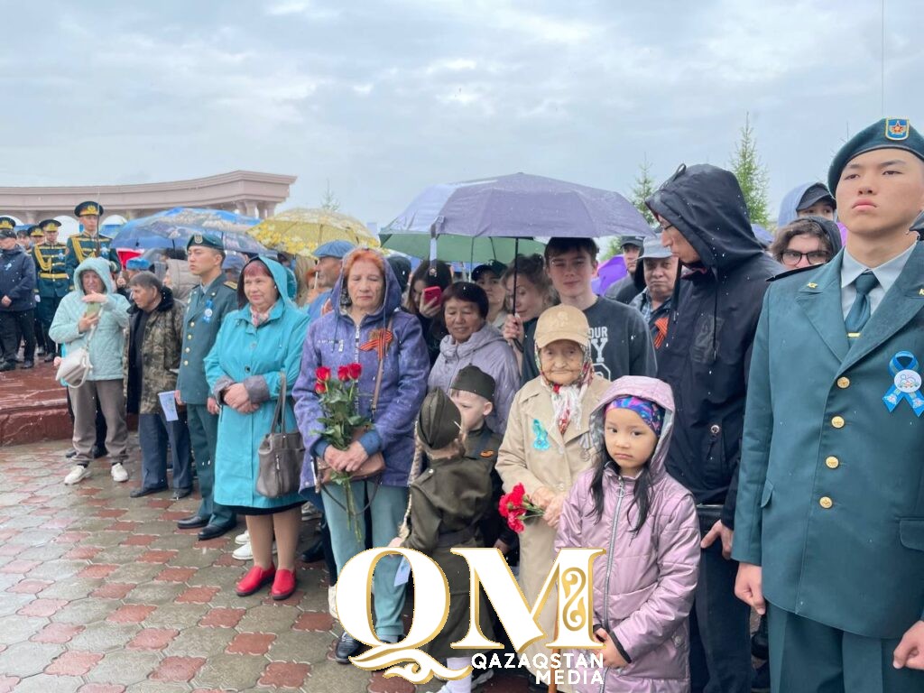 Цветы к обелиску Славы возложили в Петропавловске