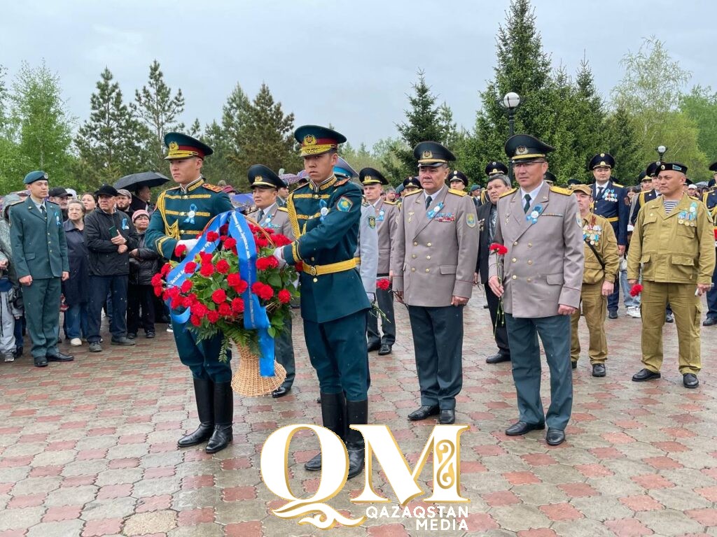 Цветы к обелиску Славы возложили в Петропавловске