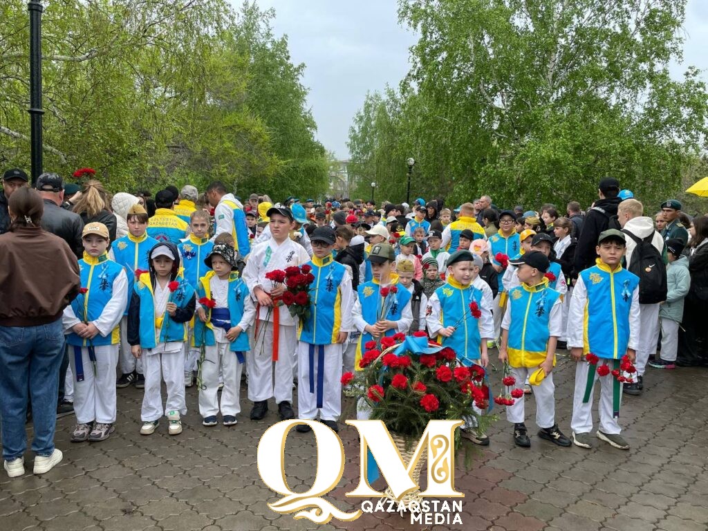 Цветы к обелиску Славы возложили в Петропавловске