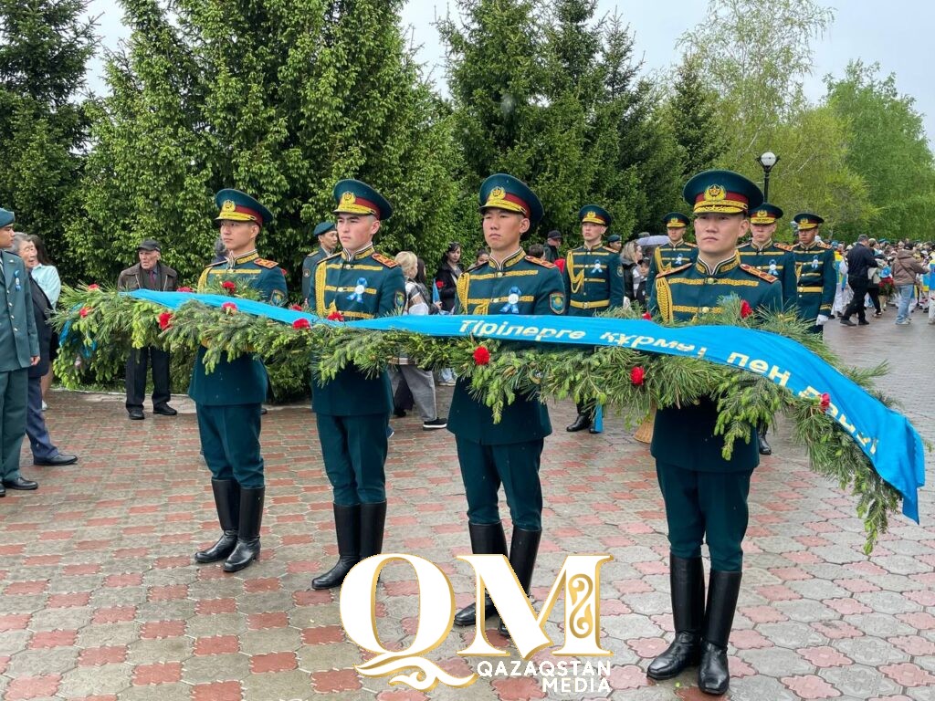 Цветы к обелиску Славы возложили в Петропавловске