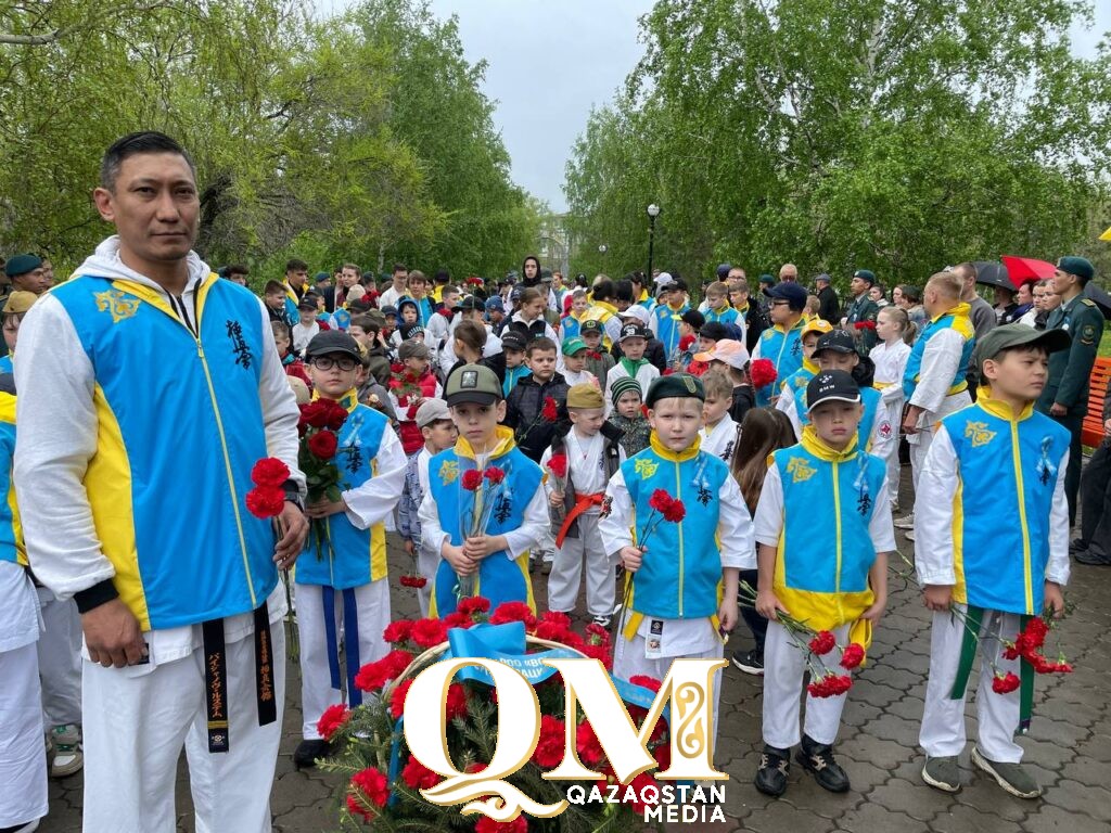 Цветы к обелиску Славы возложили в Петропавловске