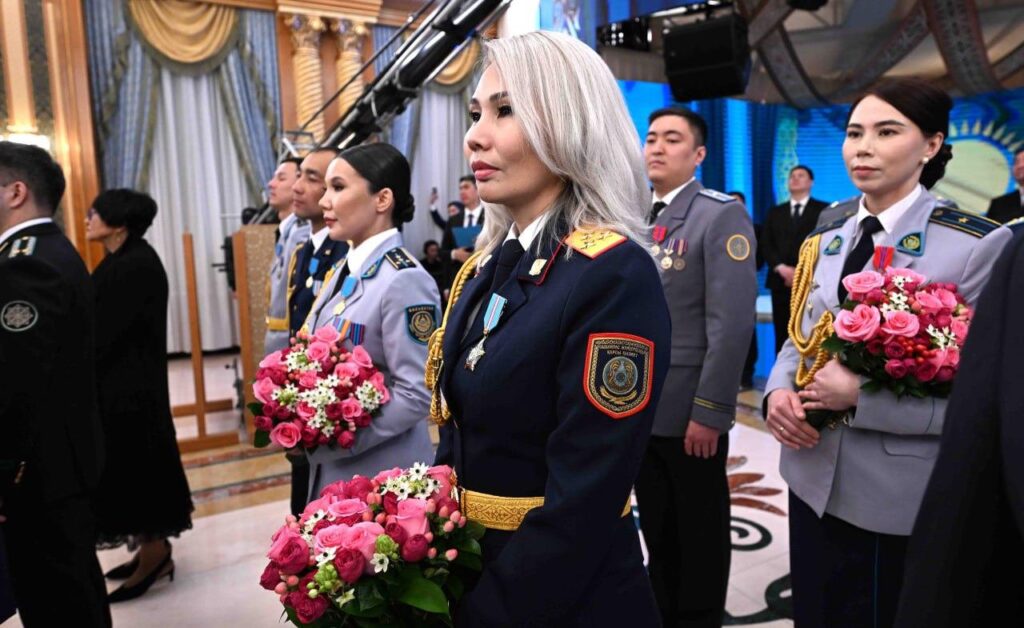 Приняла роды – получила медаль. Майору полиции из СКО вручили высокую награду в Акорде