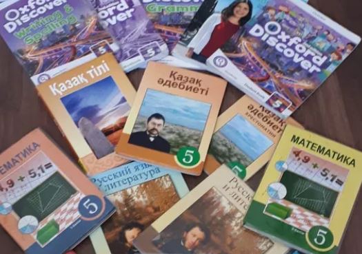Учебники по некоторым школьным предметам изменят в Казахстане