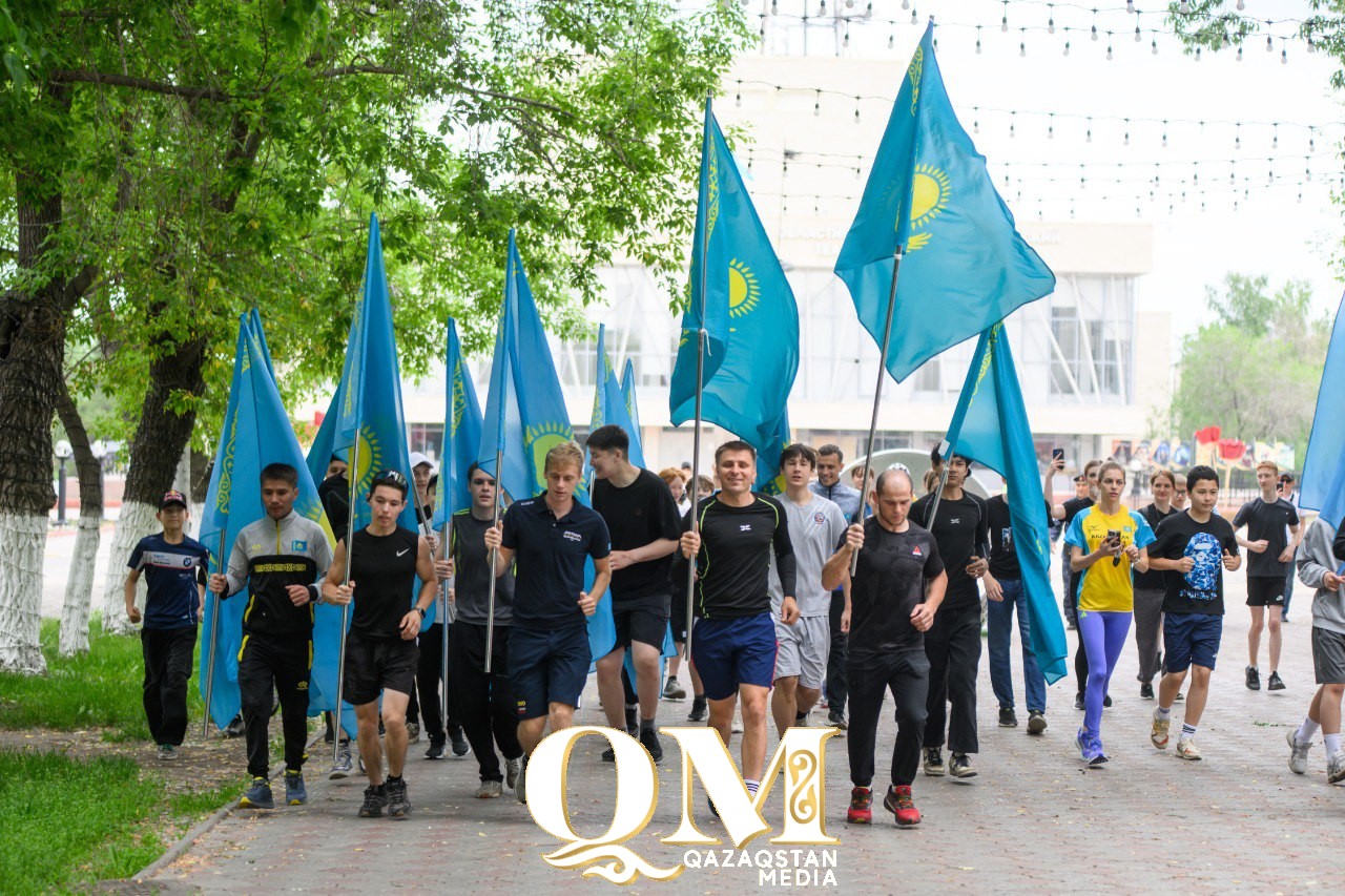 Более 100 человек приняли участие в забеге ко Дню госсимволов в Петропавловске