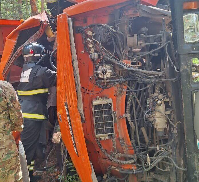 СҚО-да жүк көлігі аударылып, екі адам кабинада қысылып қалған