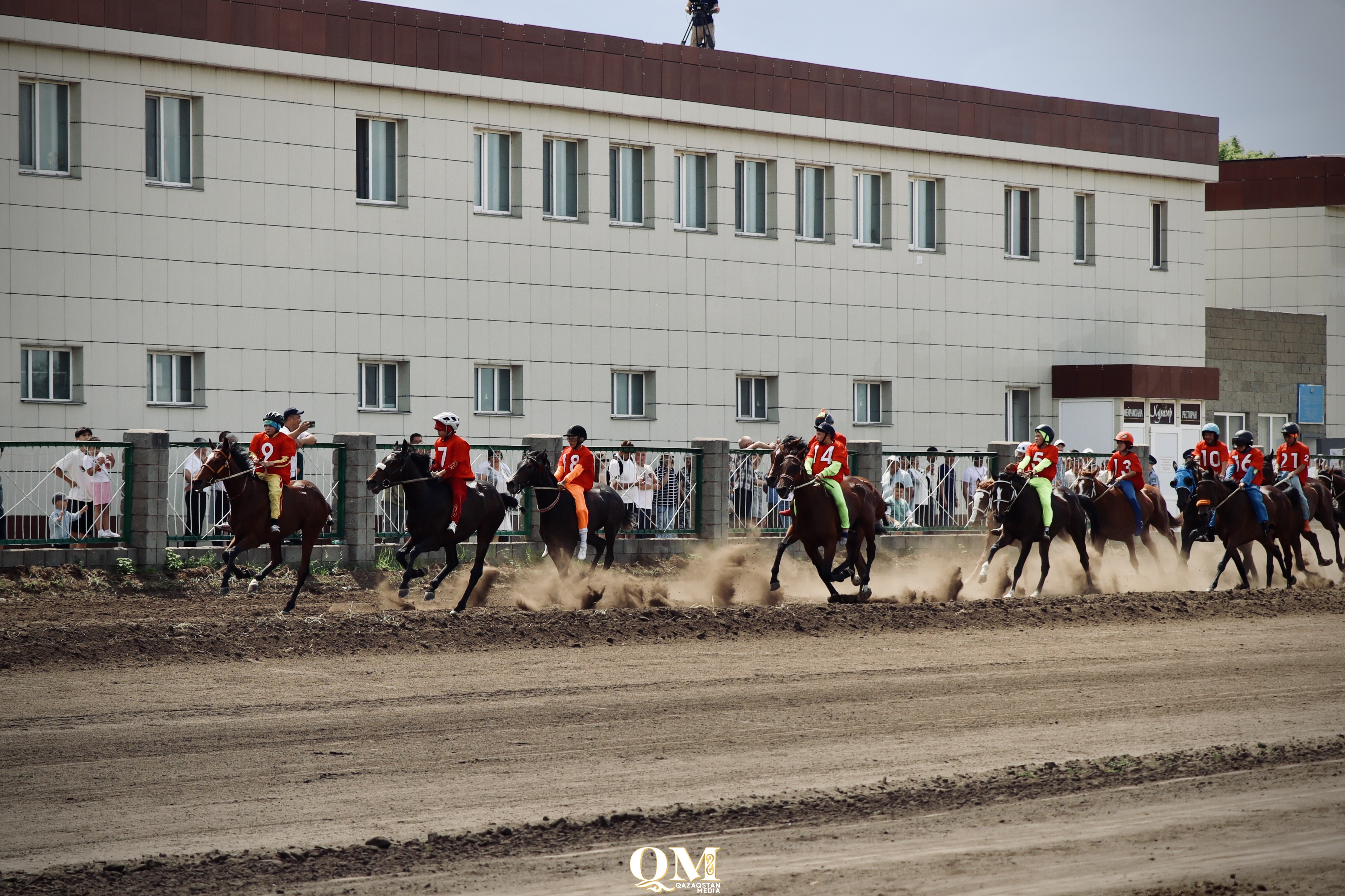 Прорыв в седле: чемпионат по конным скачкам прошел в СКО