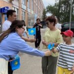 Ко Дню госсимволов жителям Петропавловска раздали 300 флажков