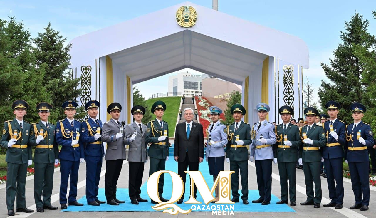 Петропавлдағы ҰҰ академиясының курсанттары президент қолынан офицерлік шен алды