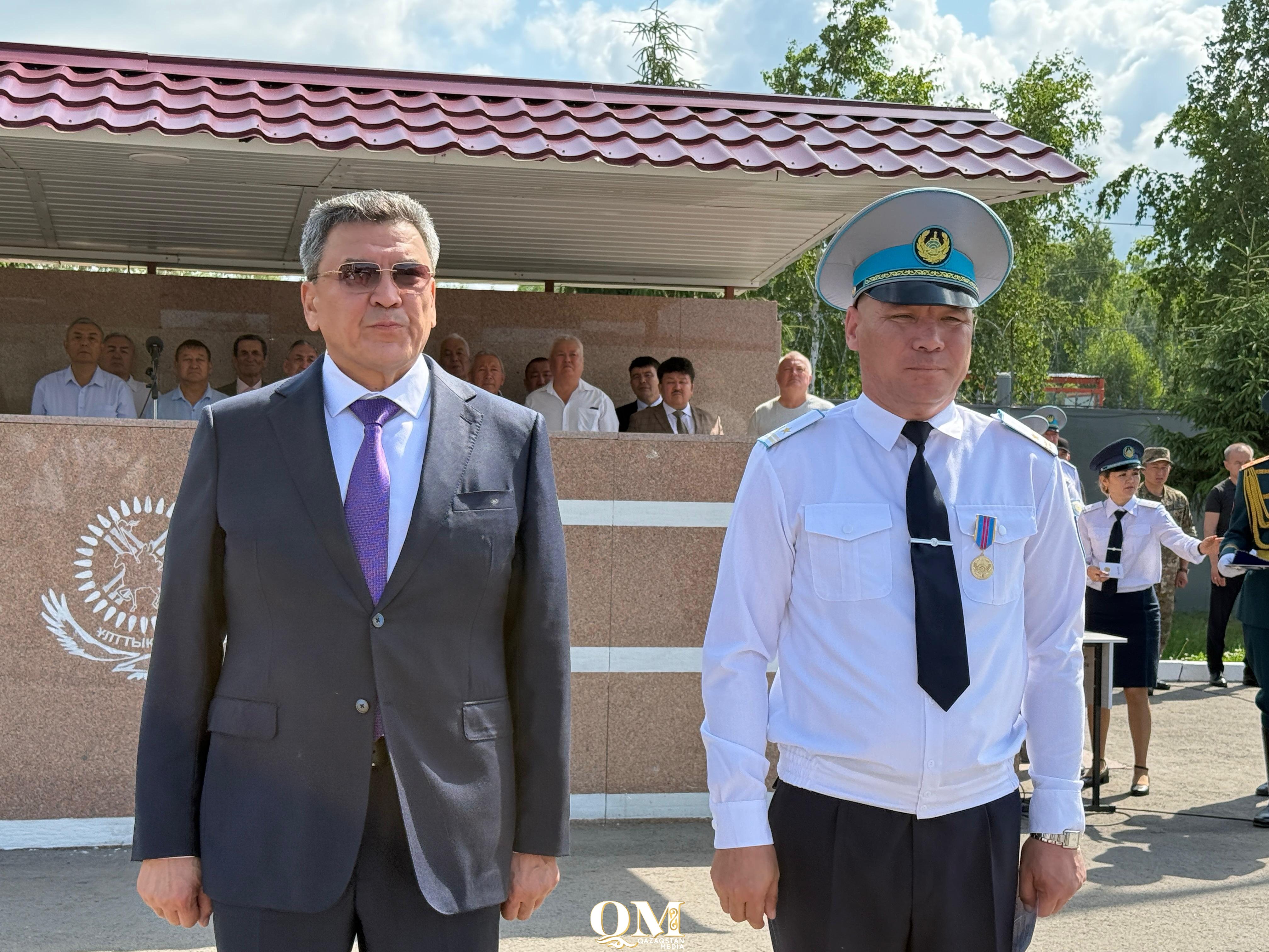 Полицейских и военнослужащих наградили за помощь в борьбе с паводком в СКО