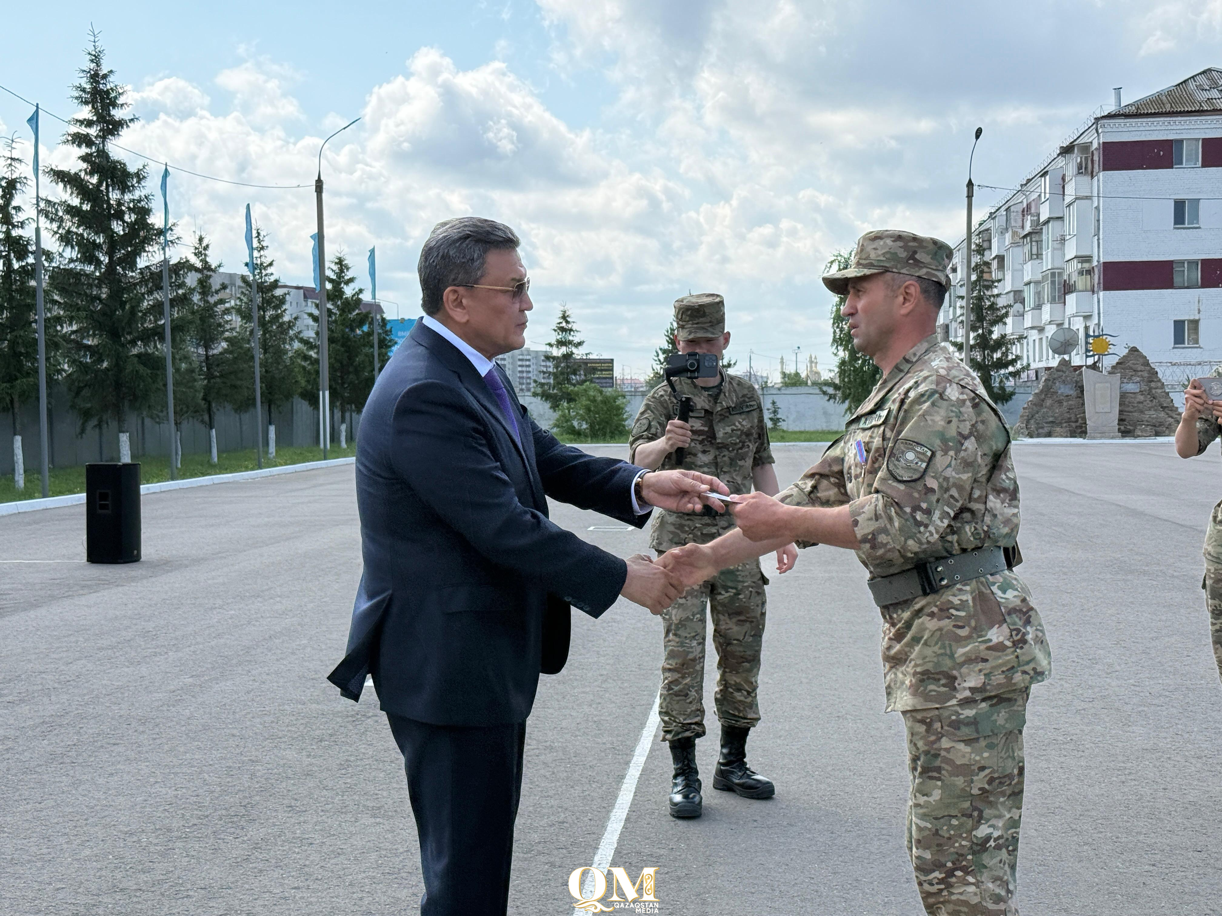 Полицейских и военнослужащих наградили за помощь в борьбе с паводком в СКО