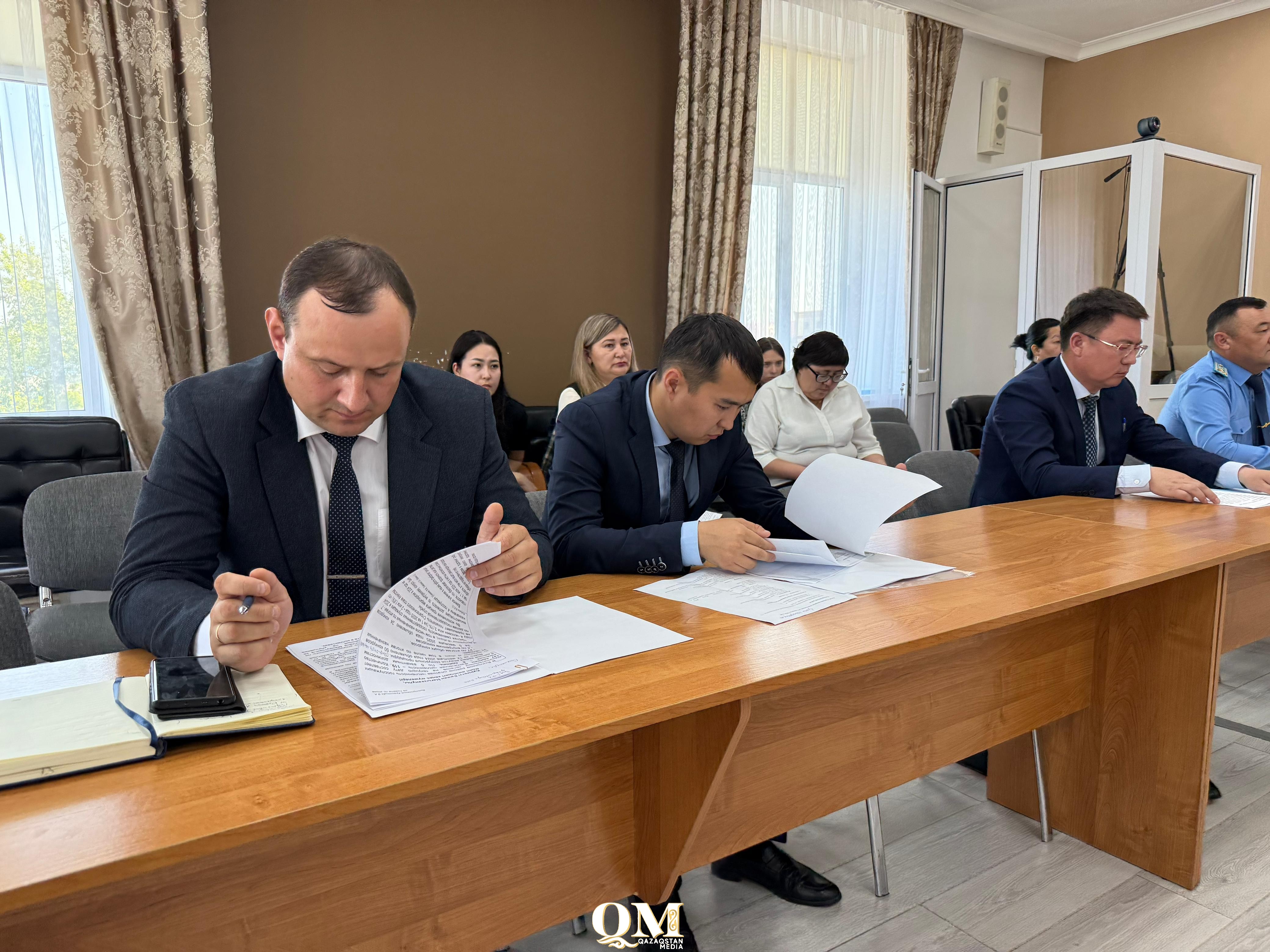 Многодетную мать оштрафовали за торговлю носками в сельском акимате СКО