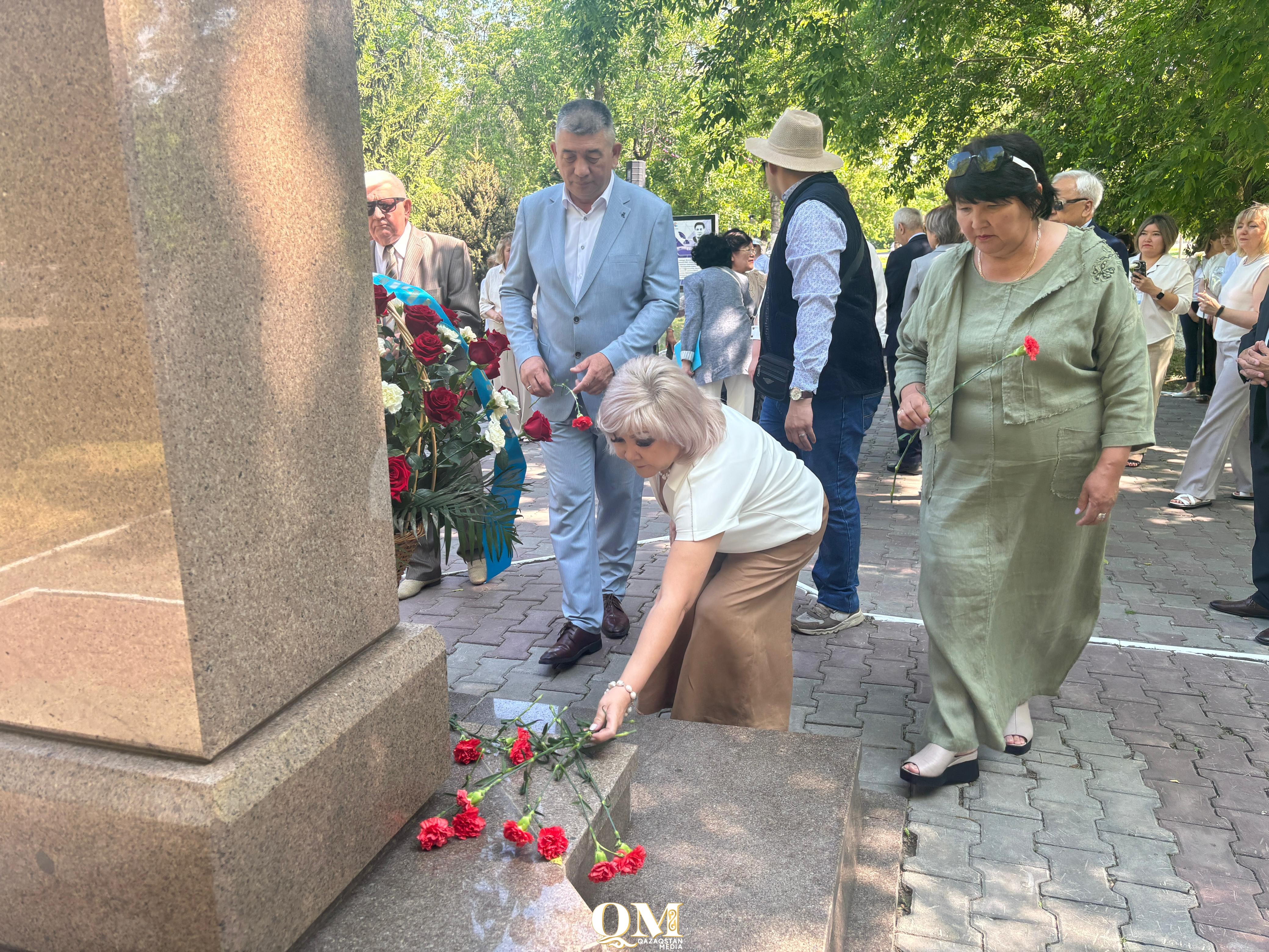 Петропавлда Сәбит Мұқановтың ескерткішіне гүл шоқтары қойылды