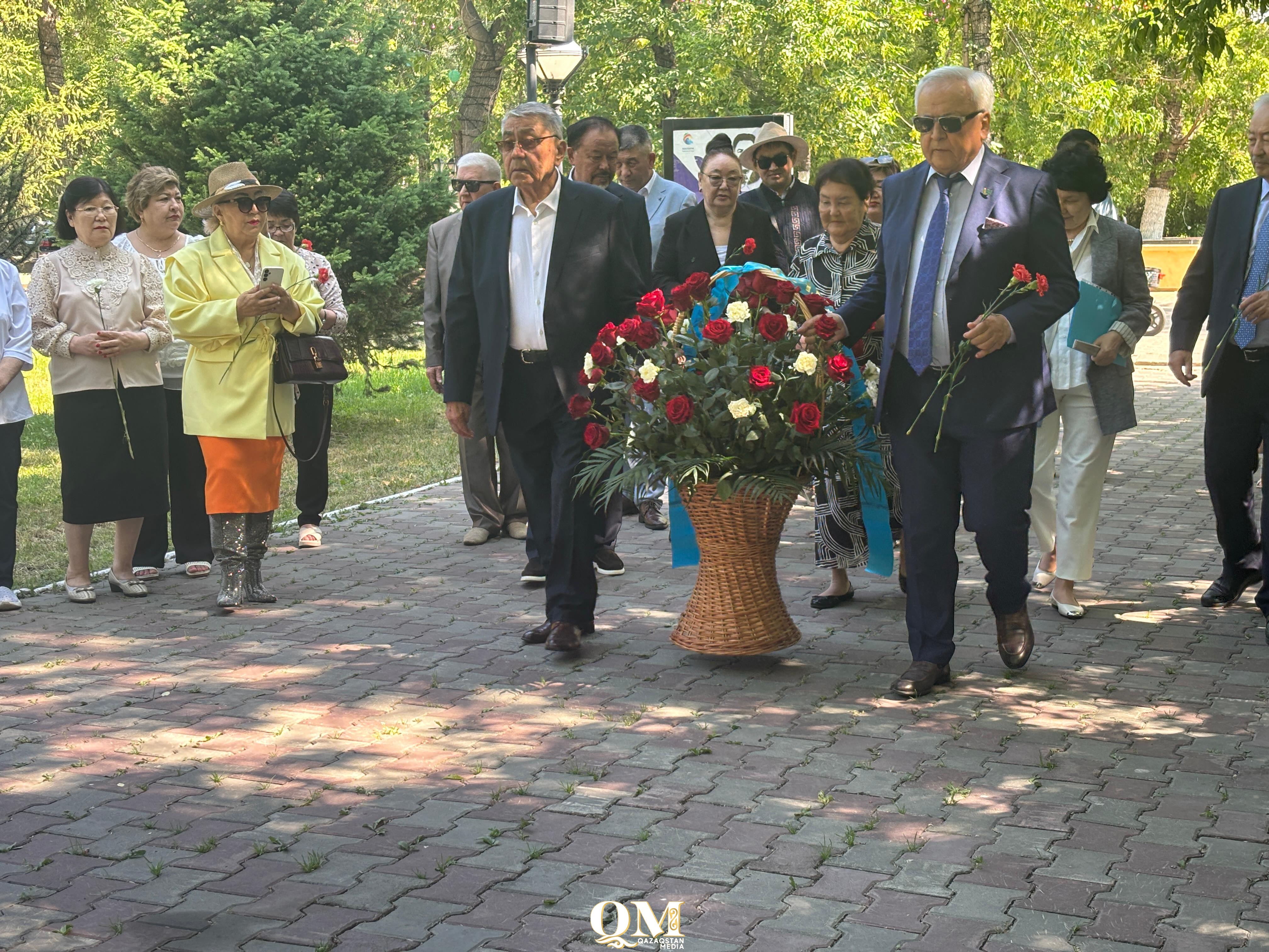 Петропавлда Сәбит Мұқановтың ескерткішіне гүл шоқтары қойылды