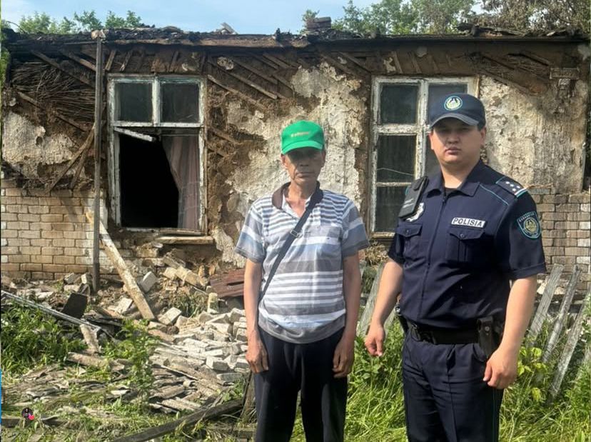 Заступил на смену - совершил подвиг. В СКО полицейский спас мужчину из огня