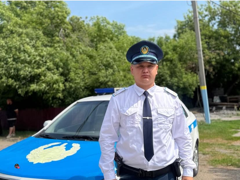 Заступил на смену - совершил подвиг. В СКО полицейский спас мужчину из огня