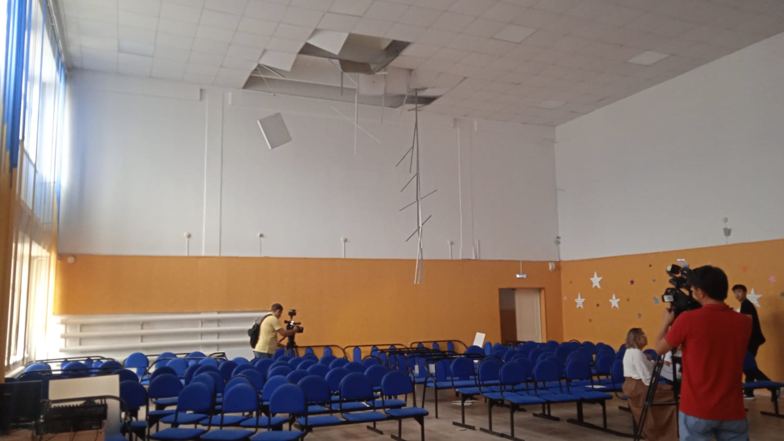 Во время вручения аттестатов обрушилась потолочная плитка в школе Петропавловска