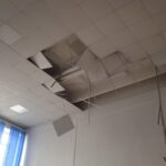 Во время вручения аттестатов обрушилась потолочная плитка в школе Петропавловска