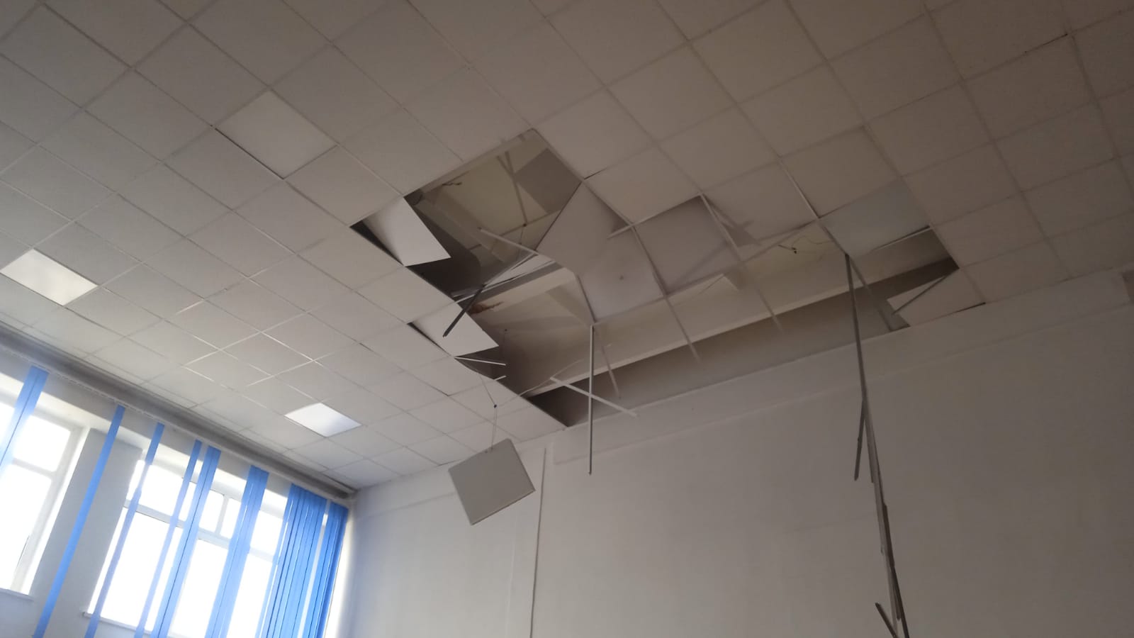 Во время вручения аттестатов обрушилась потолочная плитка в школе Петропавловска
